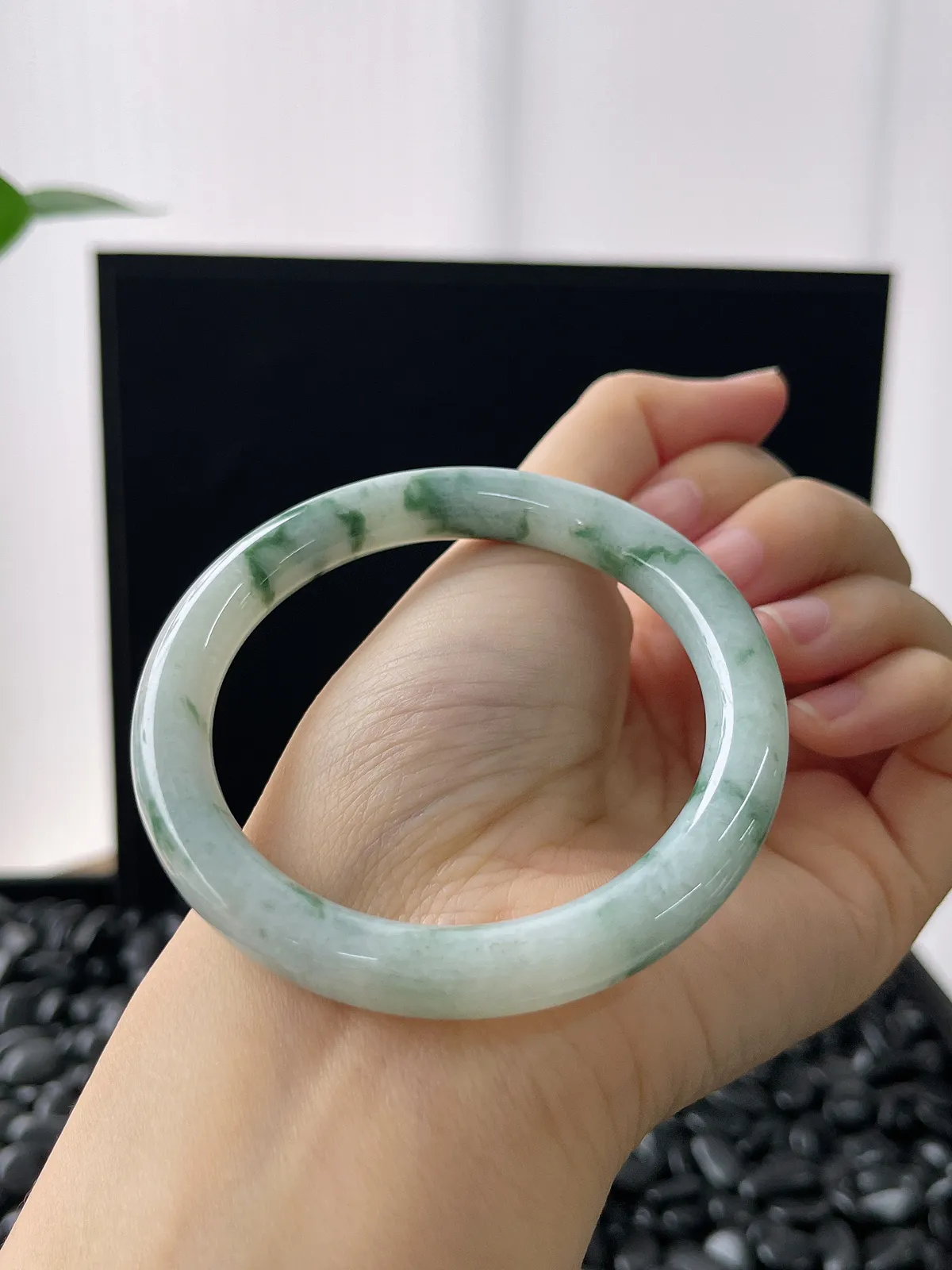 圆镯53.8圈口，翡翠糯化种飘花手镯