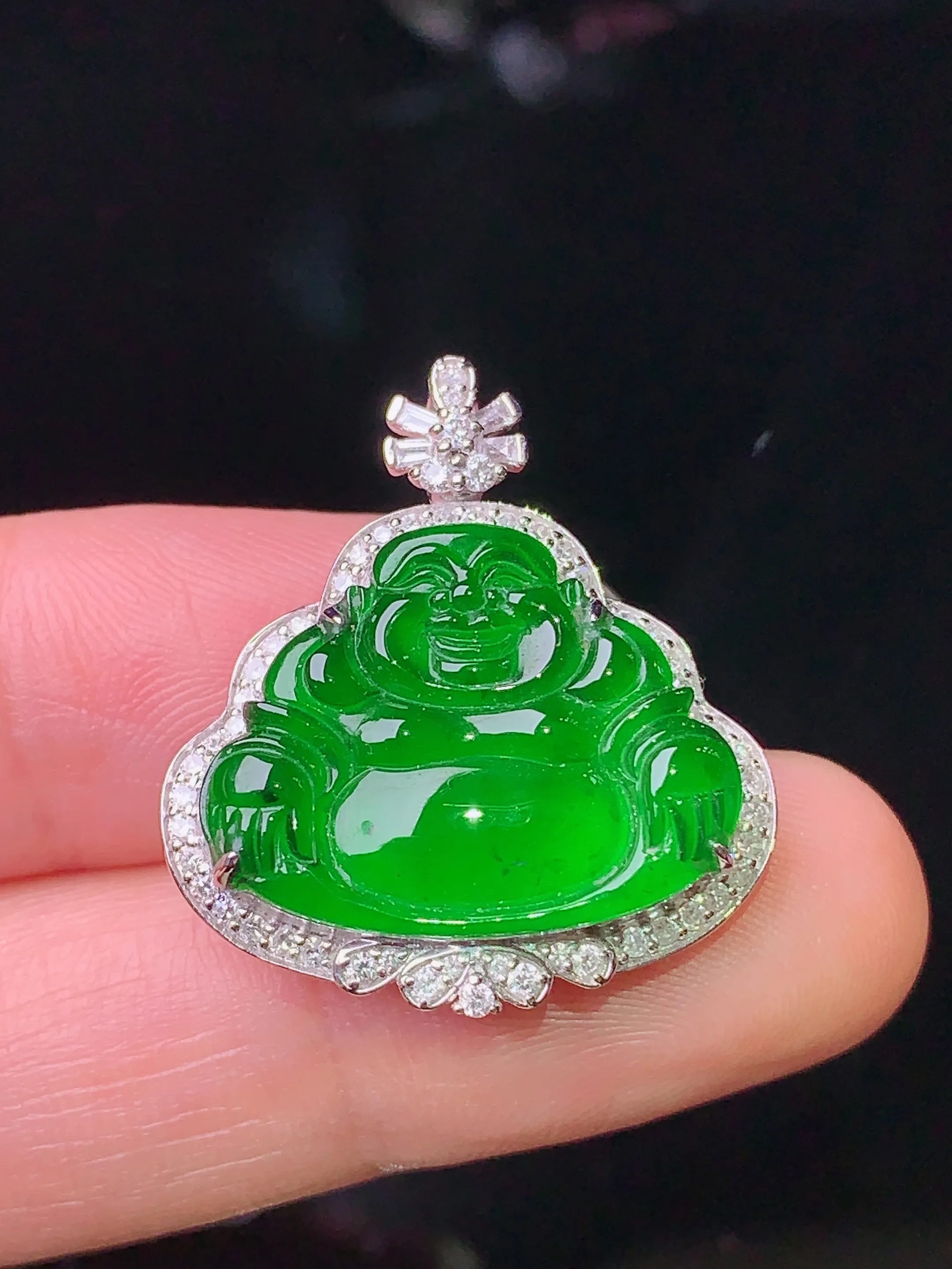 18k金钻镶嵌满绿佛公吊坠 玉质细腻 色泽清新艳丽 整体尺寸25.6*23*7.2