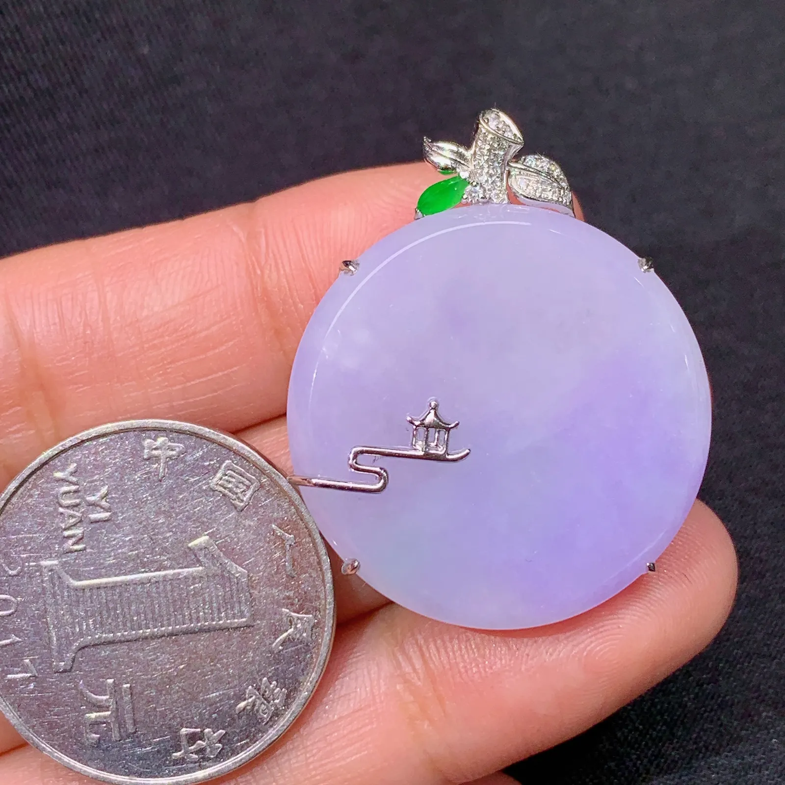 紫罗兰圆牌吊坠，18k金镶嵌，温润细腻，颜色鲜艳 Xu 尺寸33.4*27.2*6.7