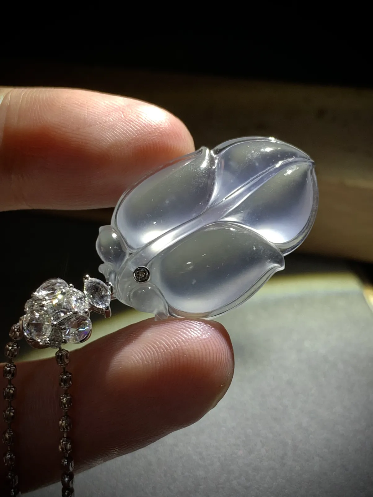 高质量茅台白玻璃种树叶，
裸石31-21.5-6.8mm，
18K金，南非钻，8.15g，不配链