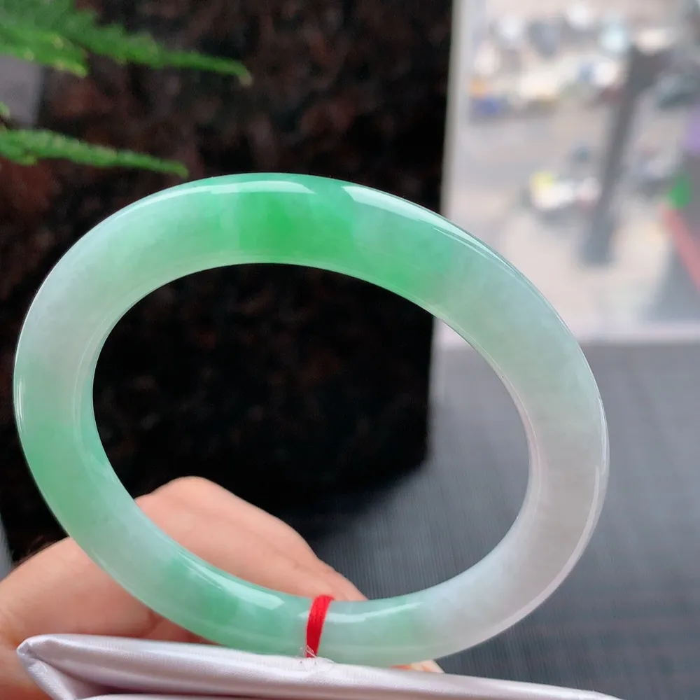 圆条冰糯阳绿 微细纹 尺寸:54.6/8.9/9.3 色好