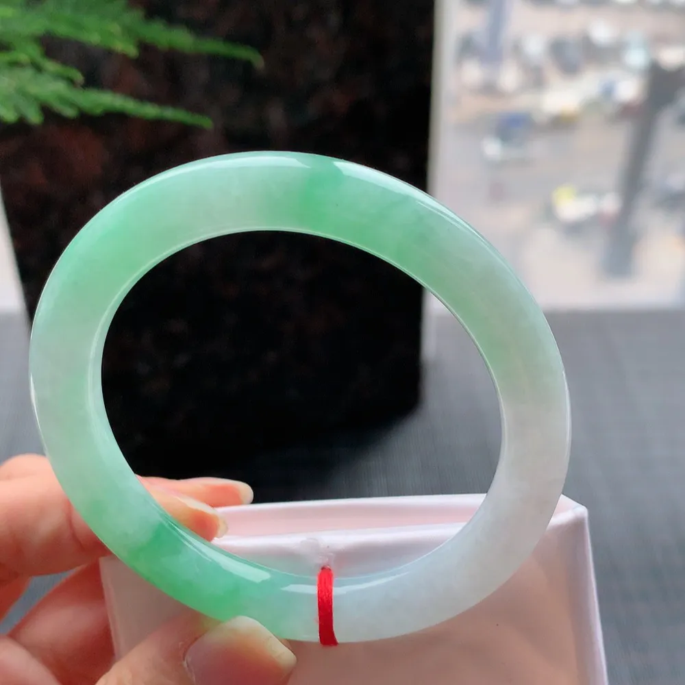 圆条冰糯阳绿 微细纹 尺寸:54.6/8.9/9.3 色好