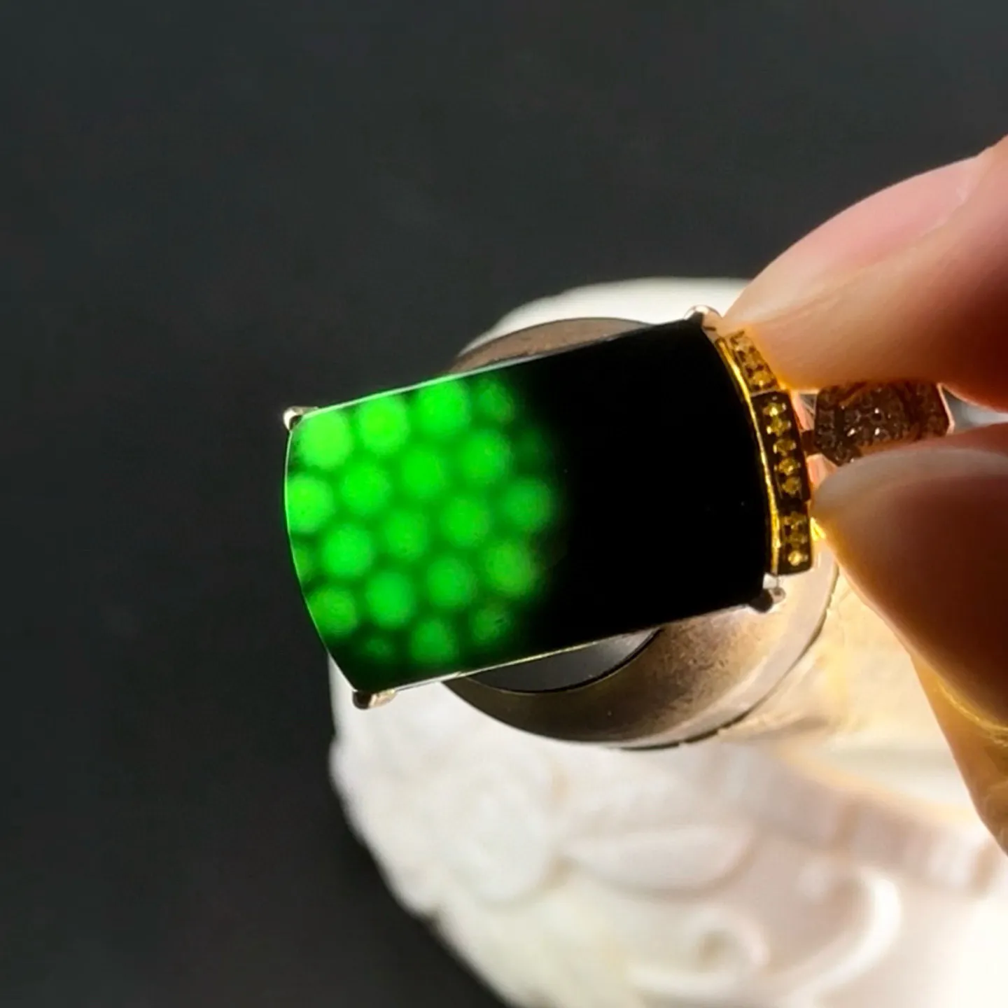 精品18k墨翠马鞍吊坠 种好色正 黑度极好 打灯通透 油性十足 尺寸29.2