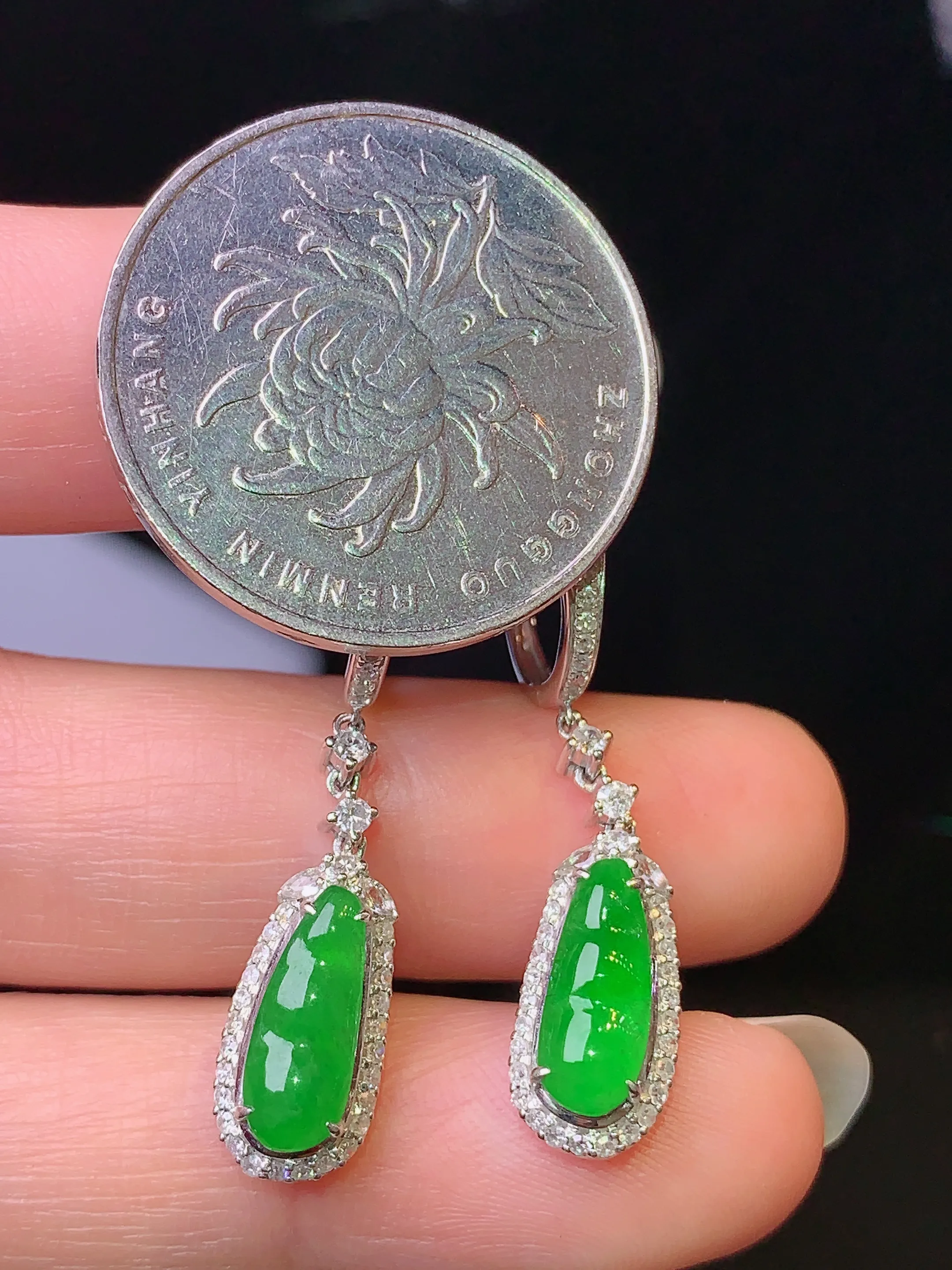 18k金钻镶嵌满绿四季豆耳坠 玉质细腻 色泽清新艳丽 整体尺寸33.8*7.2*5.6