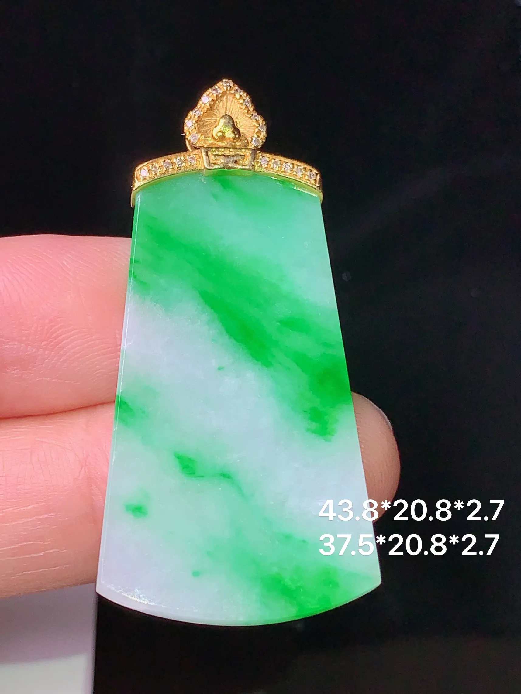 18k金钻镶嵌飘绿无事牌吊坠 玉质细腻 色泽清新艳丽 整体尺寸43.8*20.8*2.7