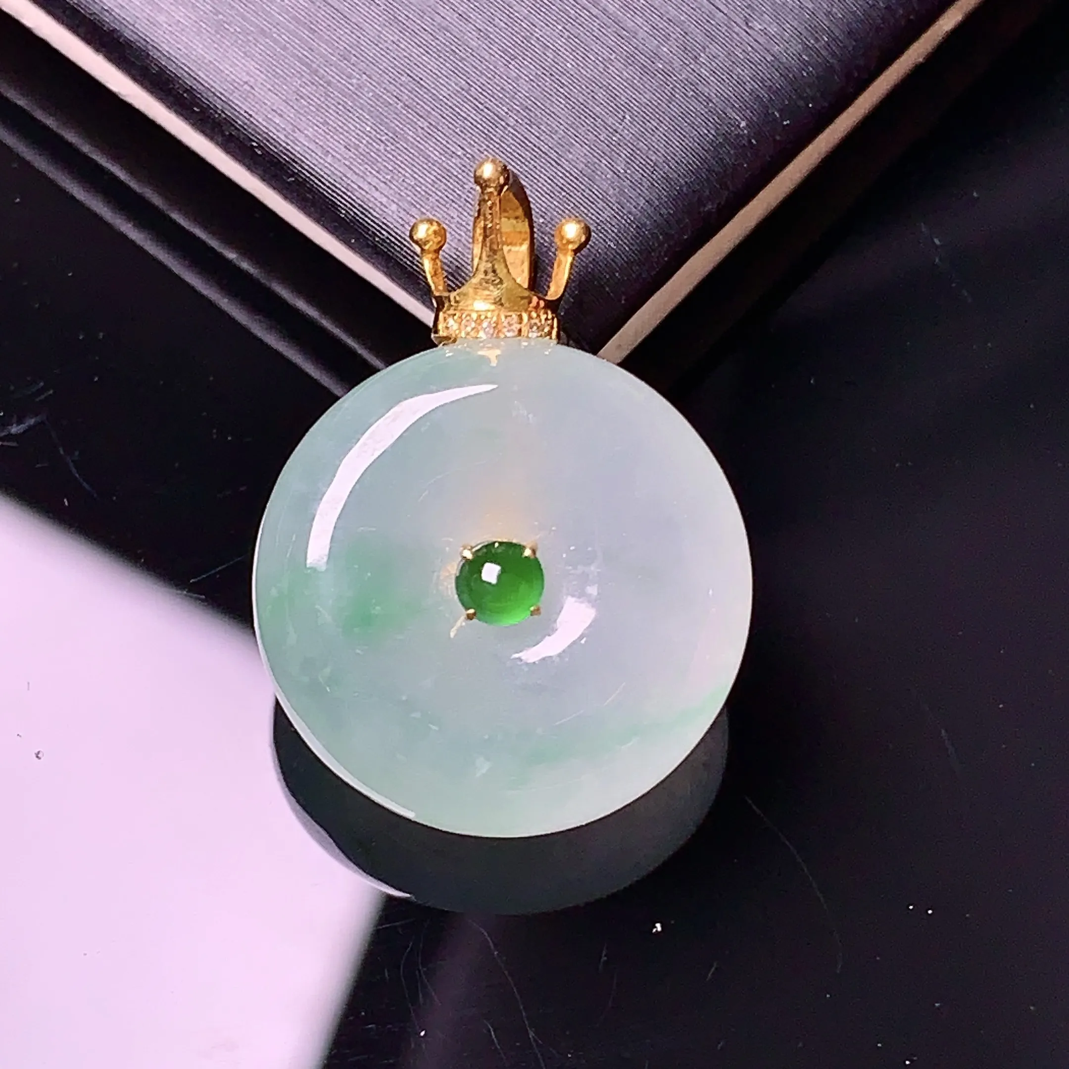 18k金钻镶嵌飘绿平安扣吊坠 玉质细腻 色泽清新艳丽 整体尺寸21.8*16.3*6.2