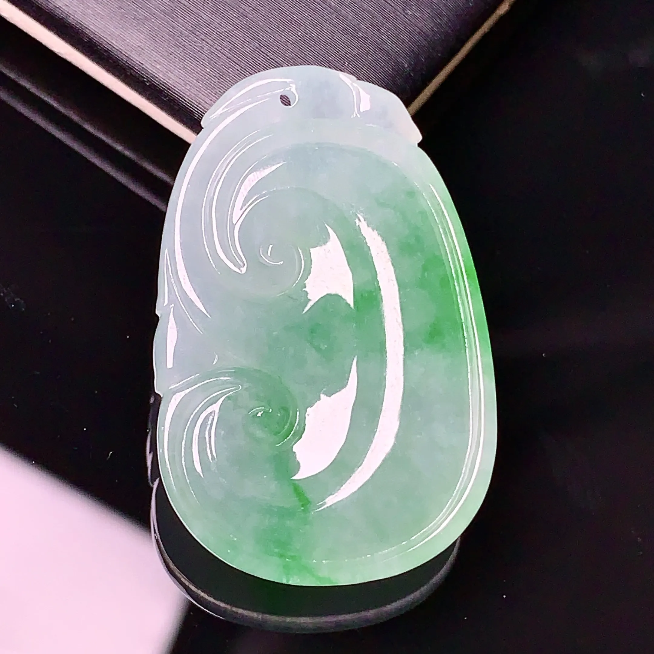 飘绿如意吊坠 玉质细腻 色泽清新艳丽 整体尺寸31.6*20.3*6