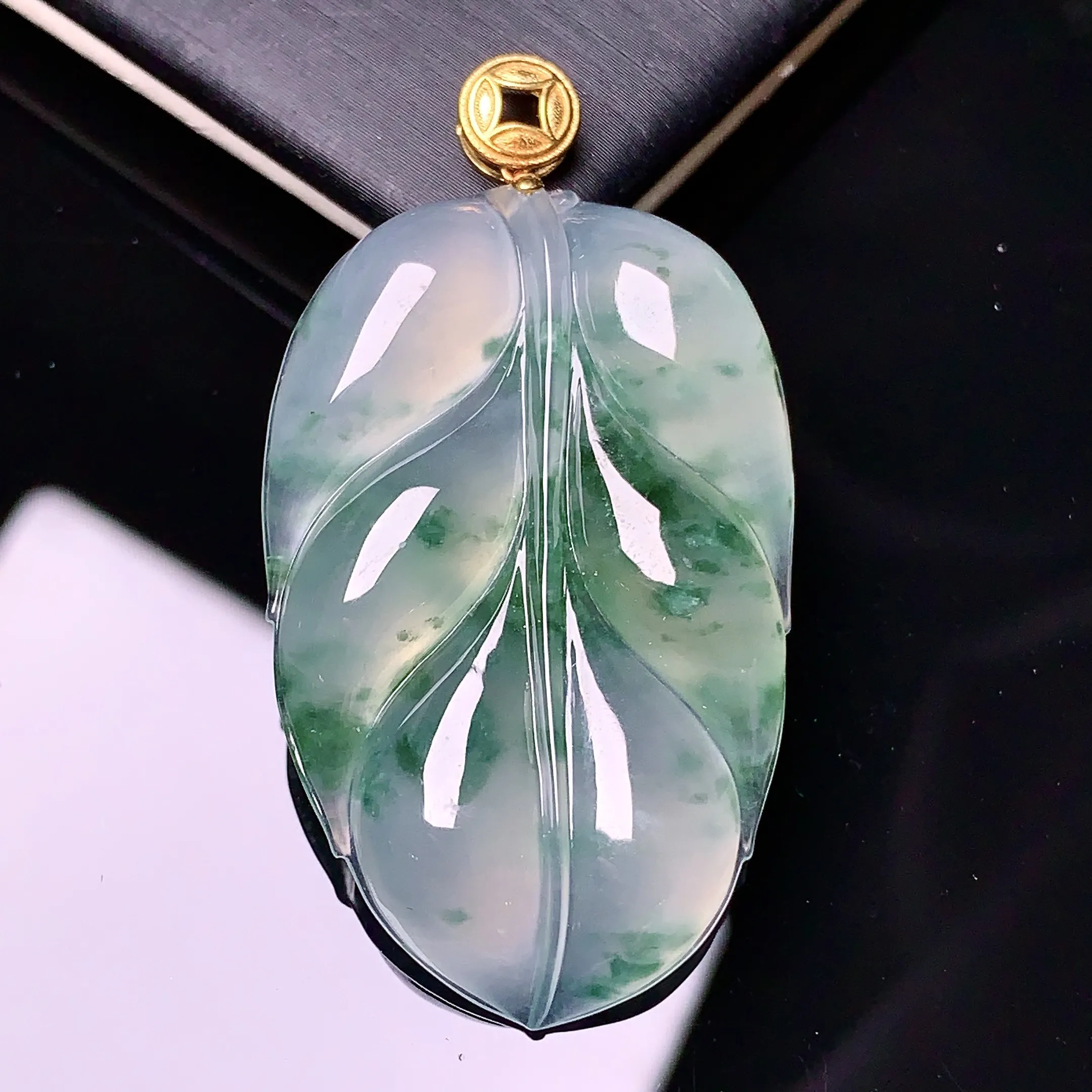 18k金镶嵌飘绿树叶吊坠 玉质细腻 色泽清新艳丽 整体尺寸45.3*24.6*5.8