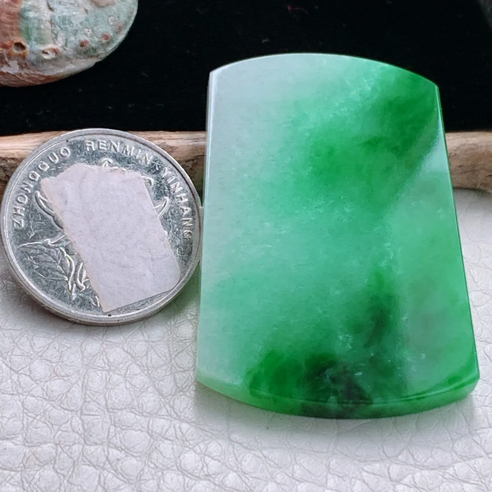 zzx自然光49.2*32.5*4.2天然缅甸翡翠辣绿平安无事牌玉吊坠 玉挂件