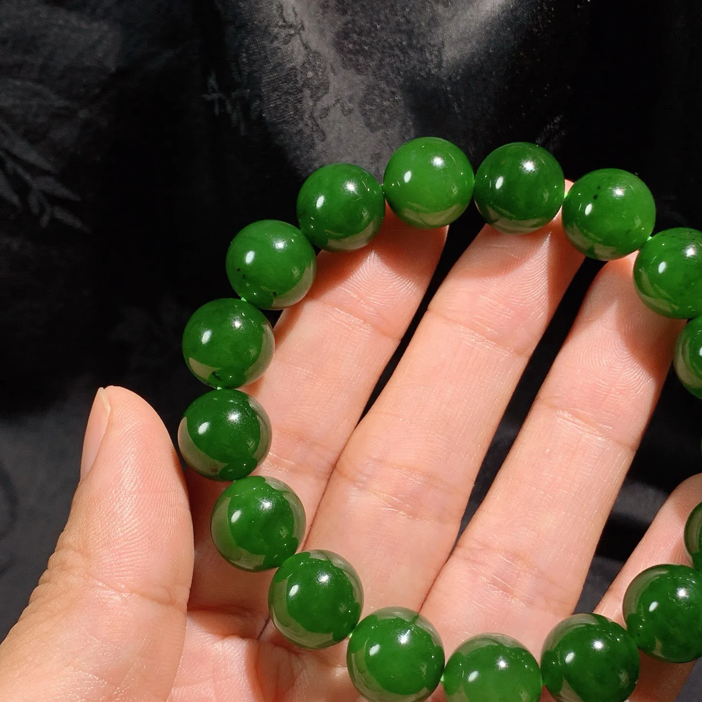 和田玉阳绿俄罗斯碧玉圆珠手串 单颗尺寸12重46克。玉质细腻油润。手推出油。佩戴高端典雅。lt251