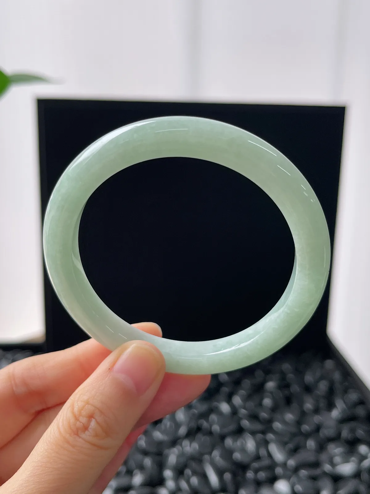 正圈54.7圈口，翡翠糯化种浅绿色手镯