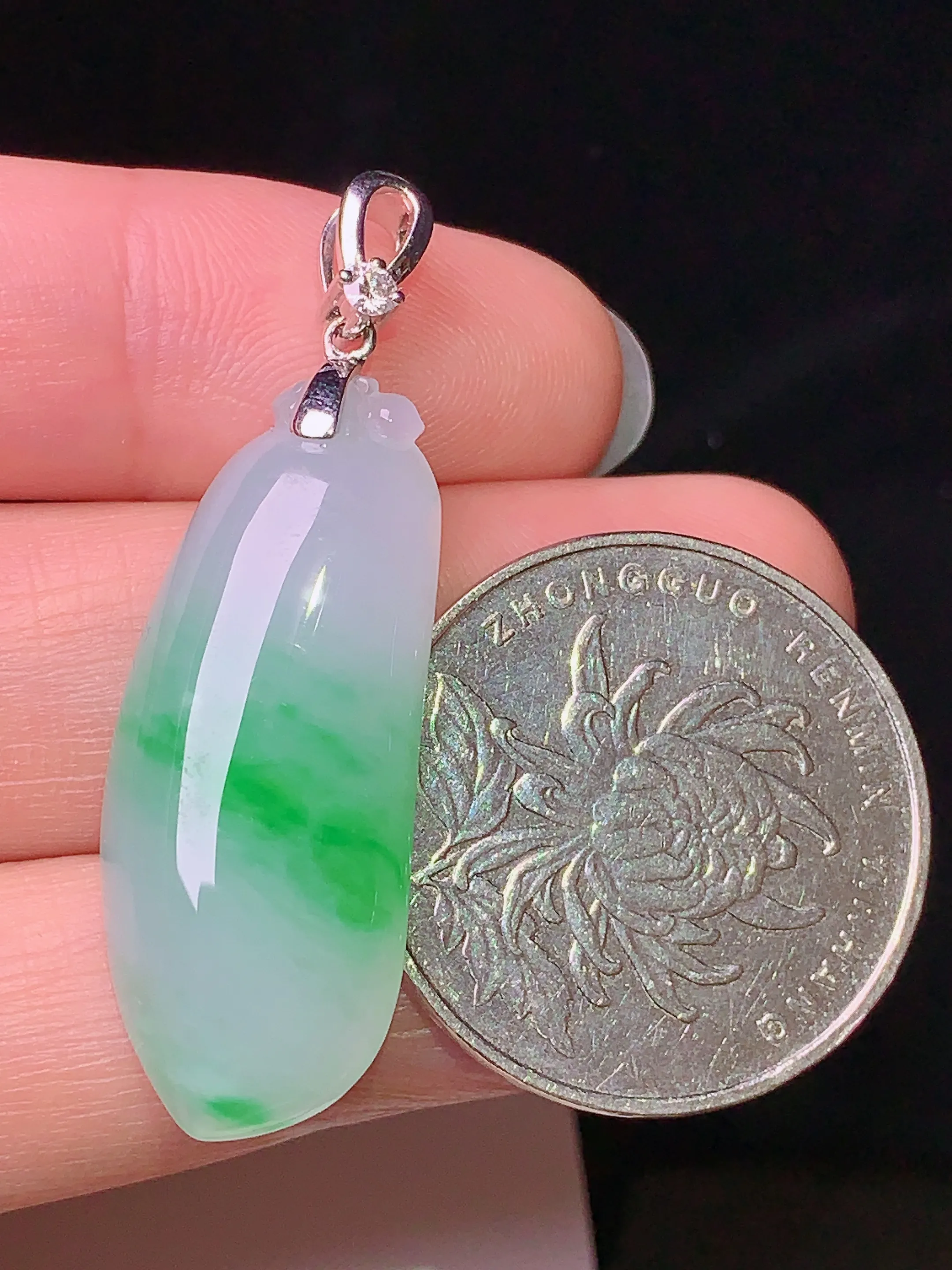 18k金镶嵌飘绿福瓜吊坠 玉质细腻 色泽清新艳丽 整体尺寸40.8*12.8*6