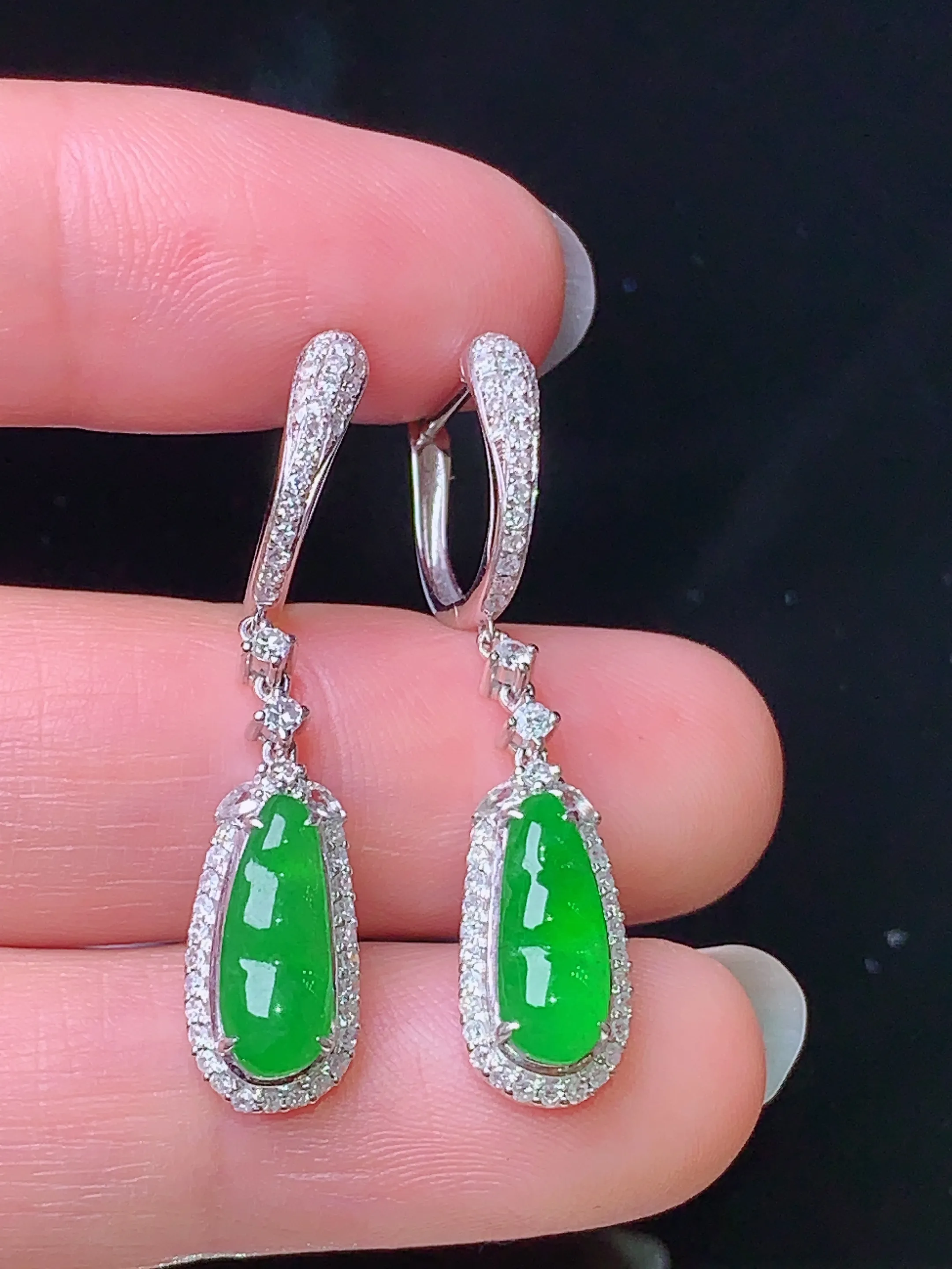 18k金钻镶嵌满绿四季豆耳坠 玉质细腻 色泽清新艳丽 整体尺寸33.8*7.2*5.6