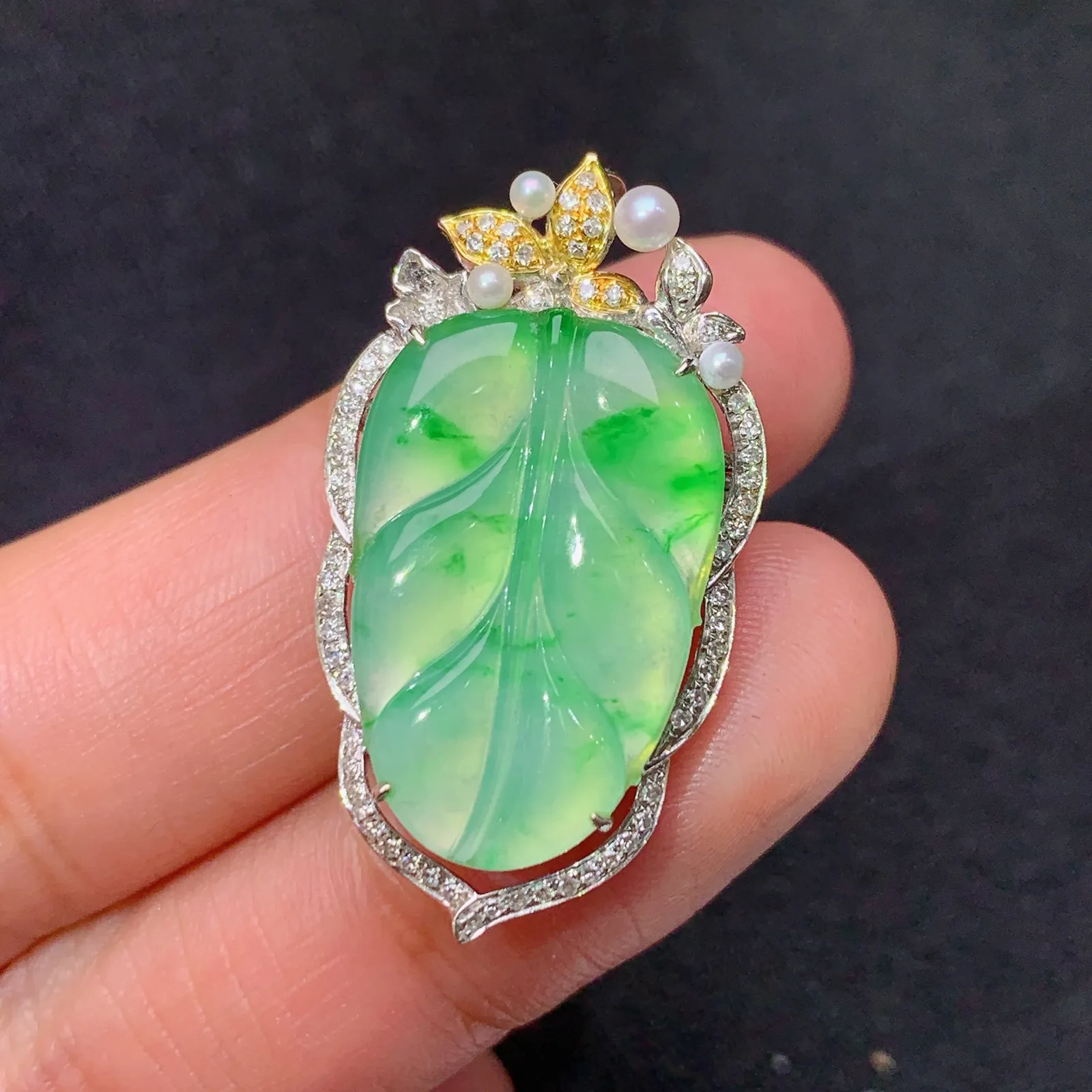 飘绿树叶吊坠 胸针 18k金镶嵌，冰润色阳，玉质细腻，种水足， 尺寸31.8*17.7*7.4