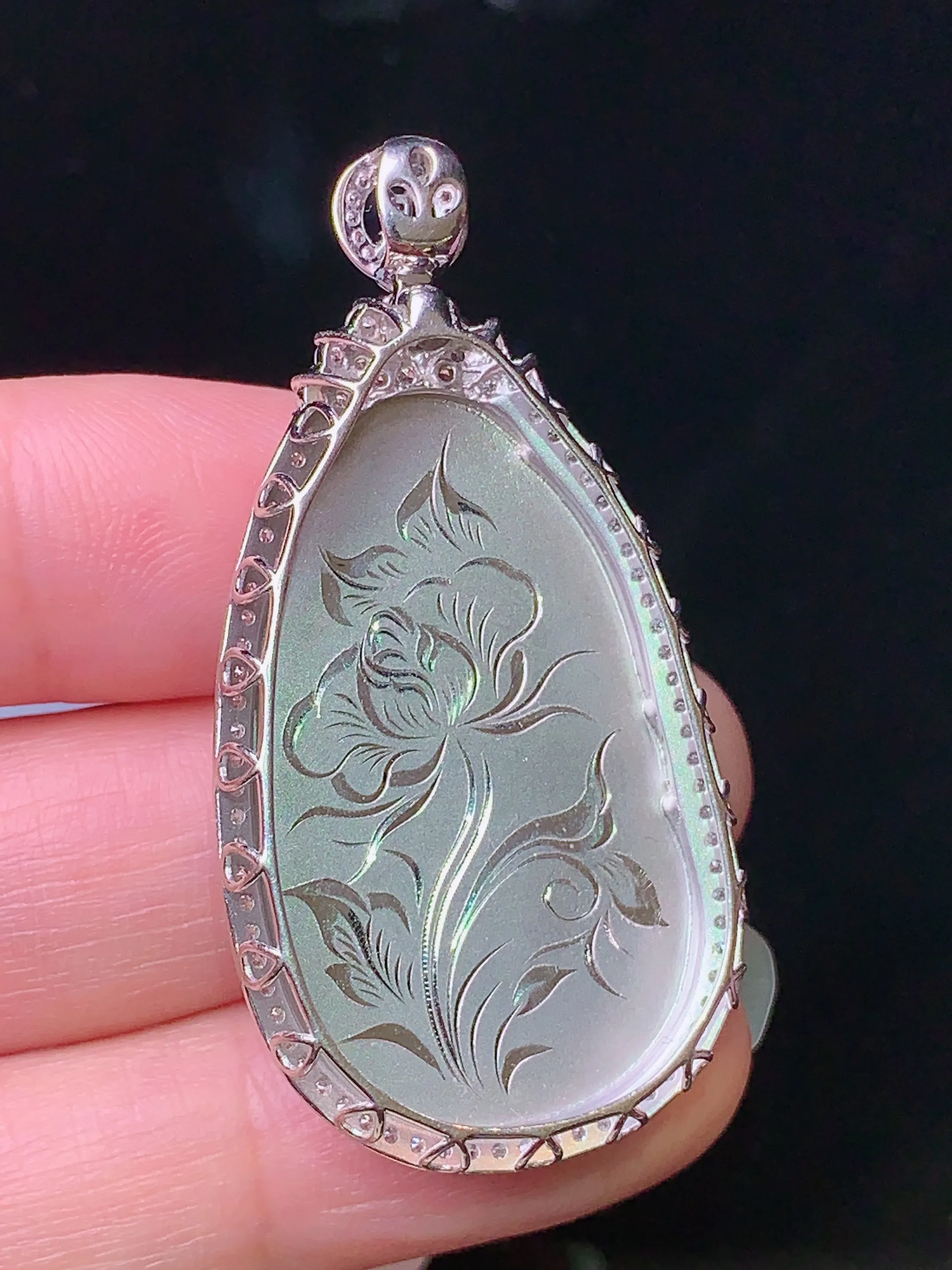 18k金钻镶嵌满绿如意吊坠 玉质细腻 色泽清新艳丽 整体尺寸45.3*23.3*7.6