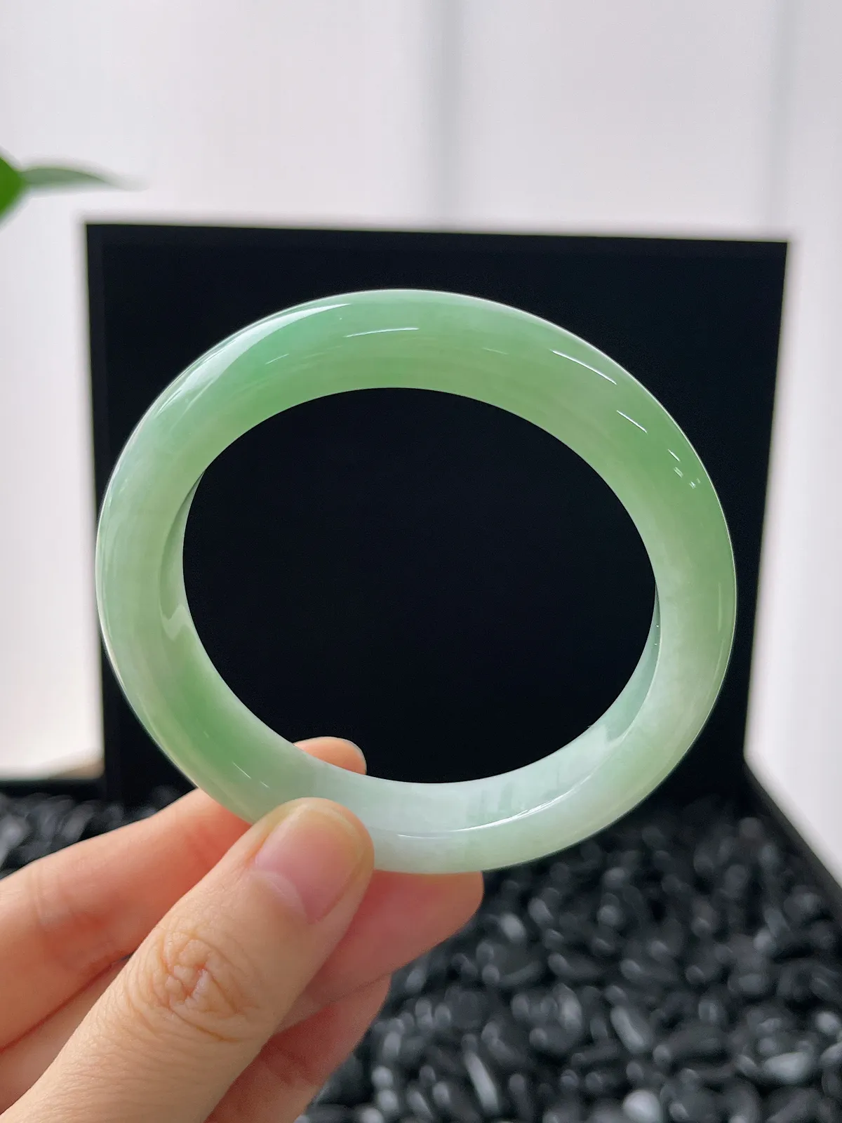 正圈54.2圈口，翡翠糯化种甜绿飘花手镯