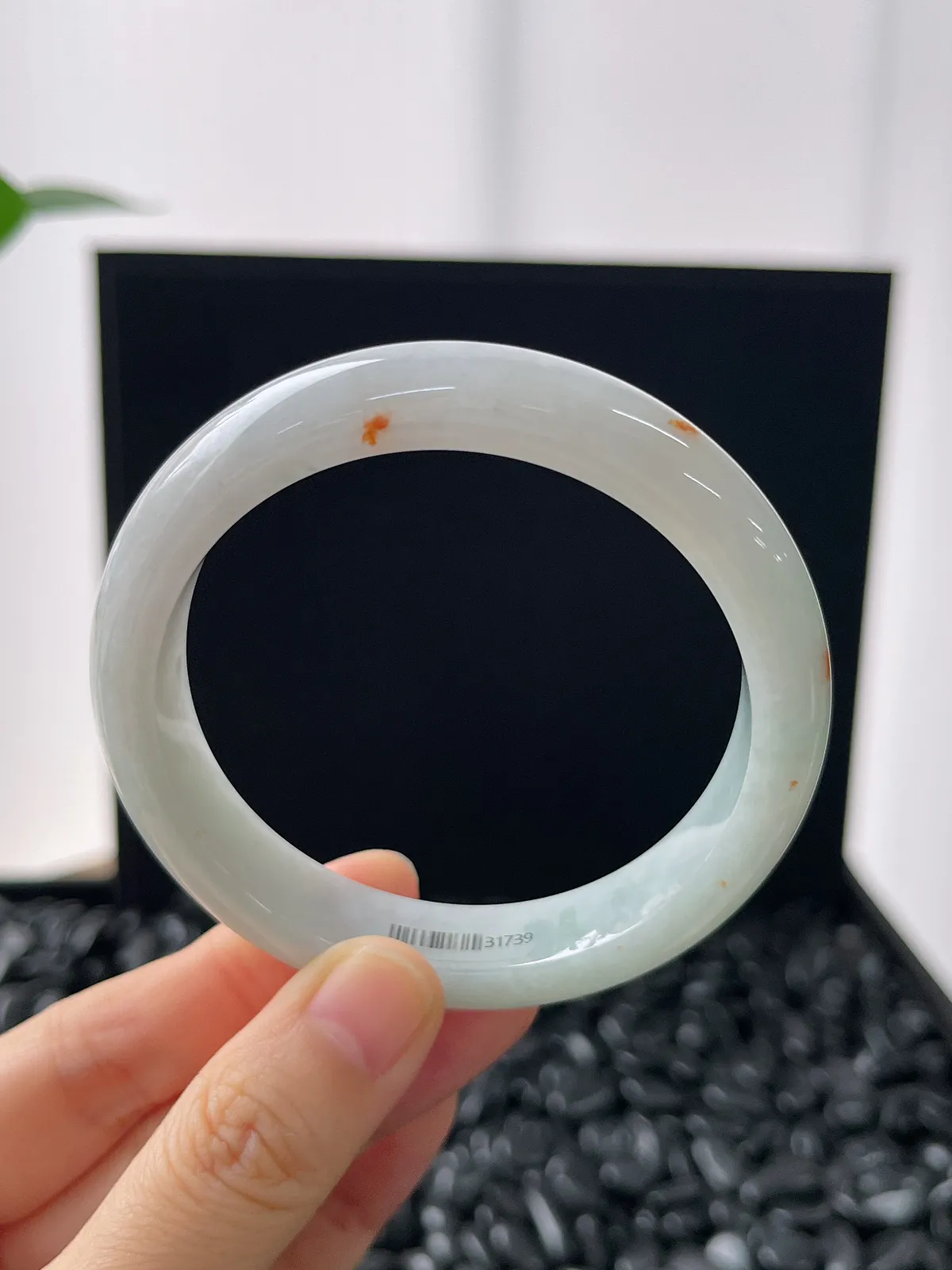 正圈56.4圈口，翡翠糯化种洒金淡绿色手镯