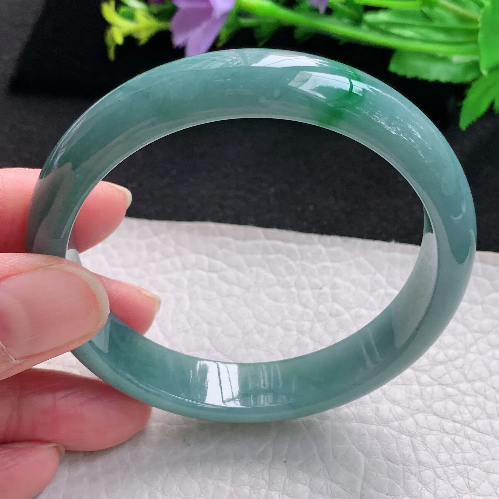 js自然光58*12.5*7平安镯 翡翠a货玉手镯飘绿花蓝韵气质款宽边玉手环