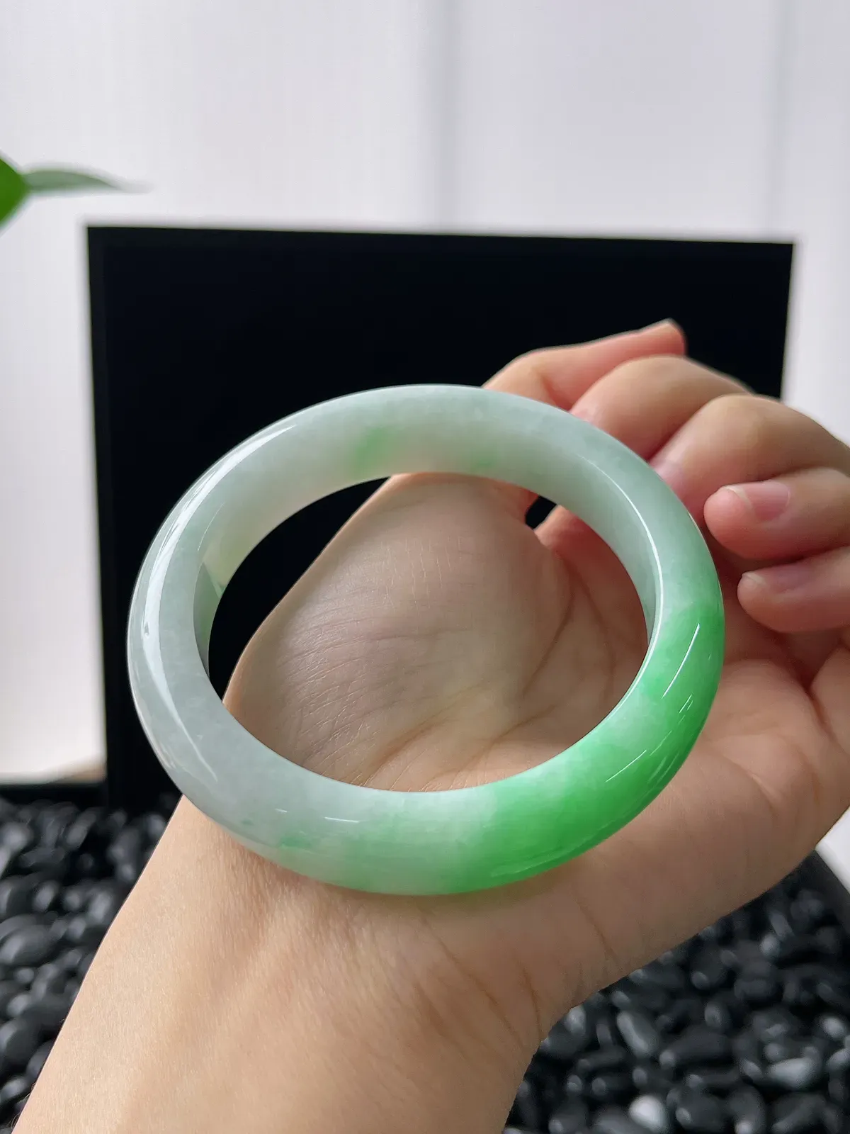 正圈55.8圈口，翡翠糯化种飘绿手镯