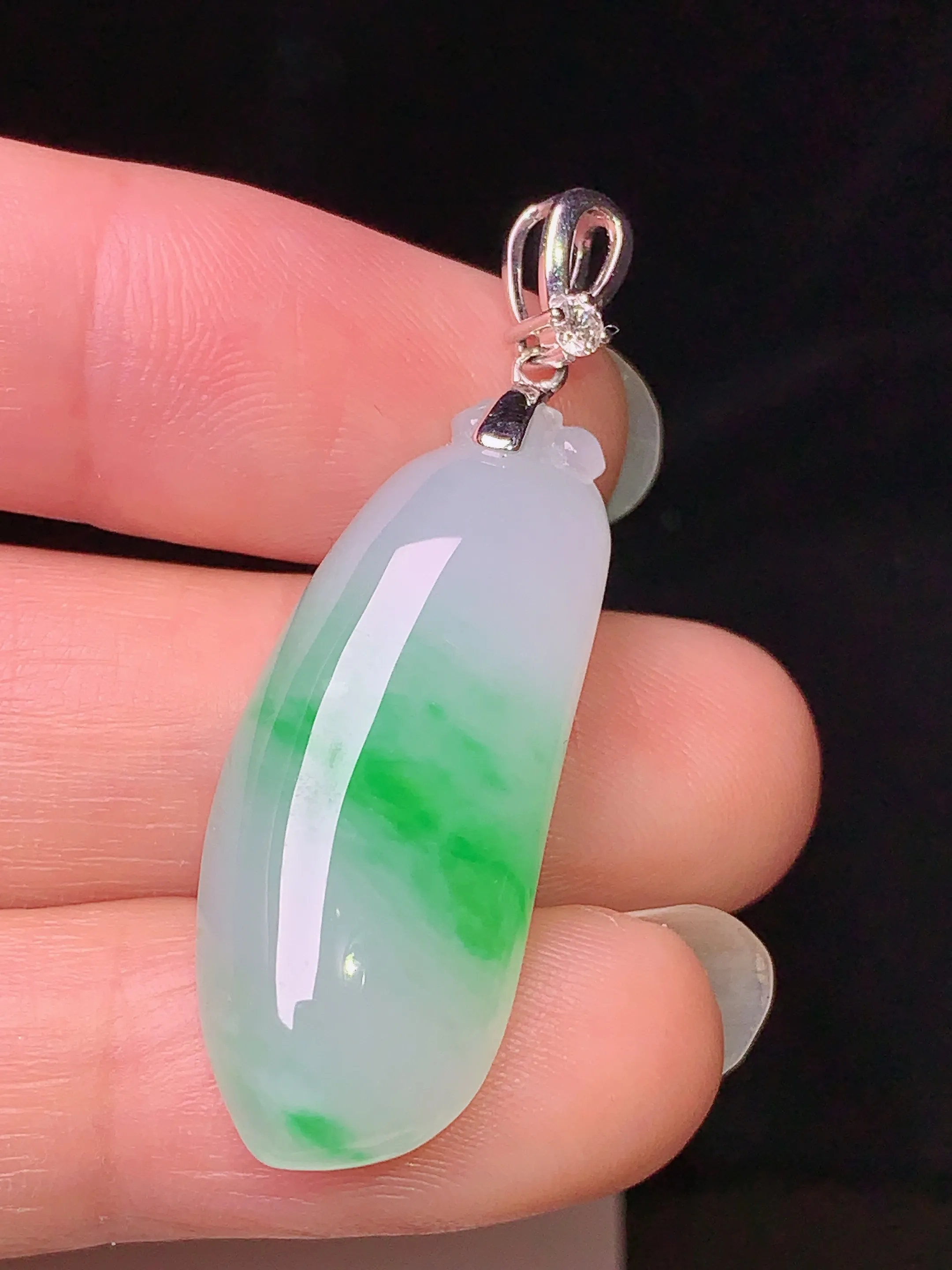 18k金镶嵌飘绿福瓜吊坠 玉质细腻 色泽清新艳丽 整体尺寸40.8*12.8*6