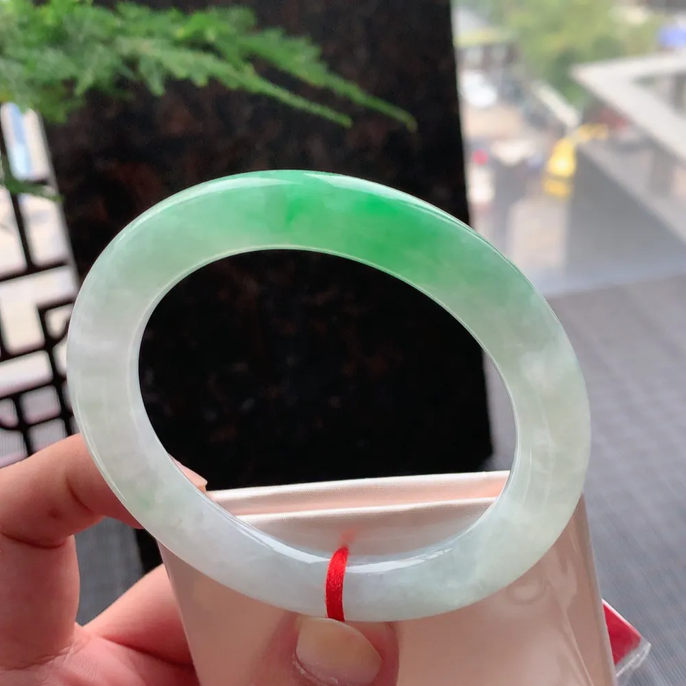 圆条冰糯阳绿 无瑕 尺寸:60.5/10.7 大圈口🥰🥰