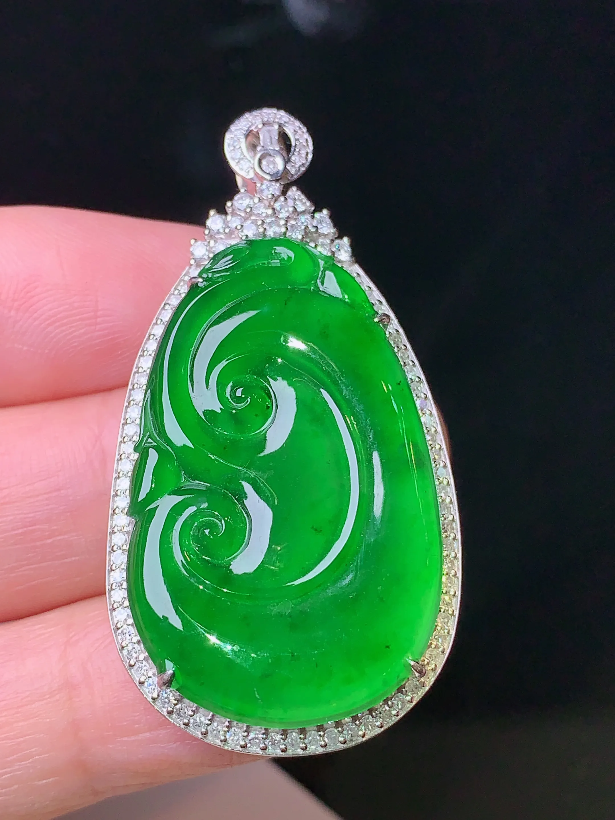 18k金钻镶嵌满绿如意吊坠 玉质细腻 色泽清新艳丽 整体尺寸45.3*23.3*7.6