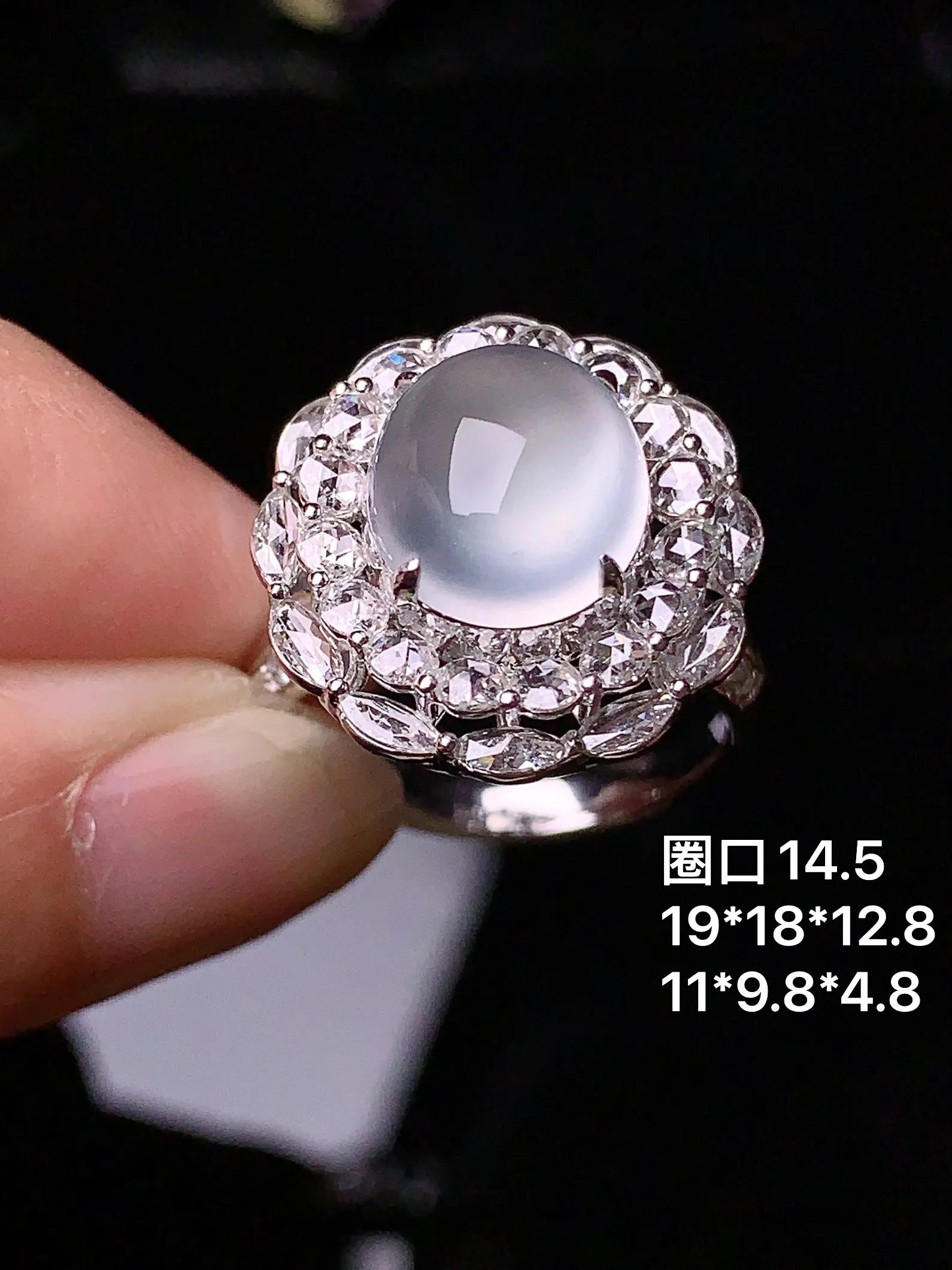 18k金钻镶嵌玻璃种蛋面戒指 玉质细腻 色泽清新艳丽 圈口14.5 整体尺寸19*18*12.8