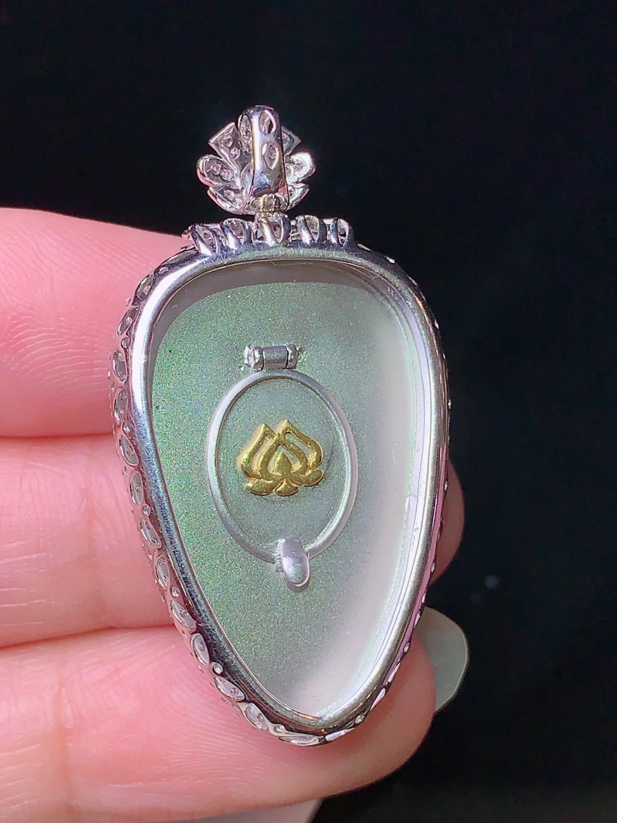 18k金钻镶嵌满绿树叶吊坠 玉质细腻 色泽清新艳丽 整体尺寸39*20.8*7.2