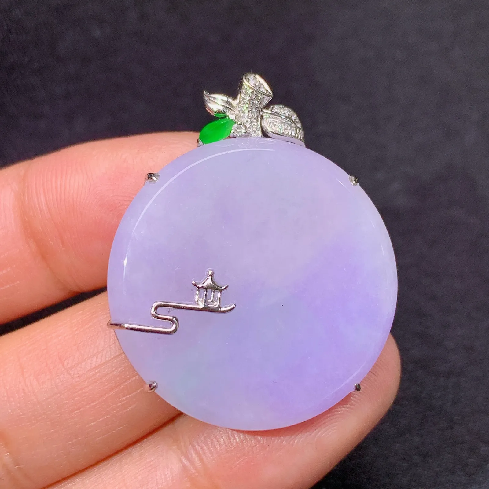 紫罗兰圆牌吊坠，18k金镶嵌，温润细腻，颜色鲜艳 Xu 尺寸33.4*27.2*6.7