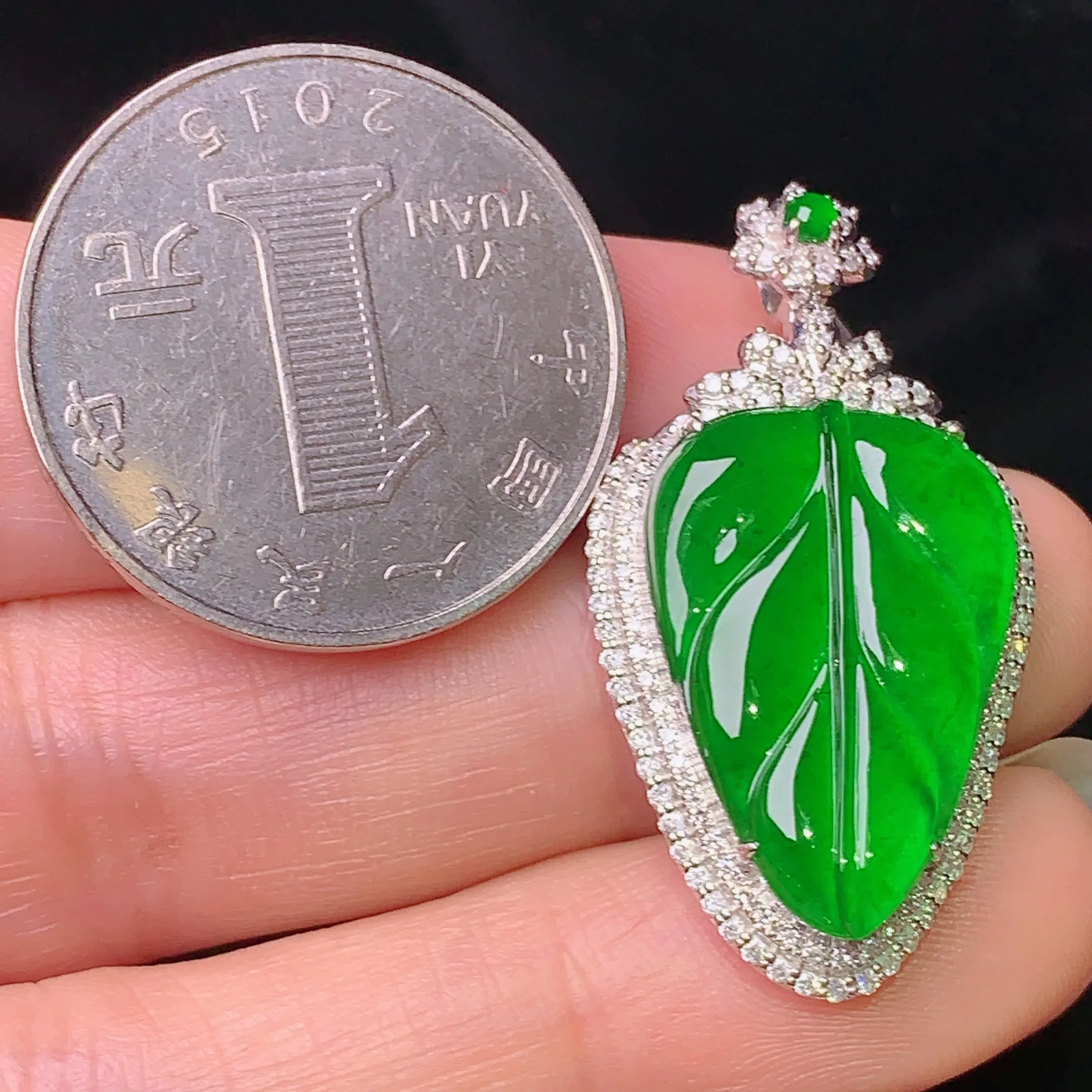 18k金钻镶嵌满绿树叶吊坠 玉质细腻 色泽清新艳丽 整体尺寸35.2*18.5*7.7