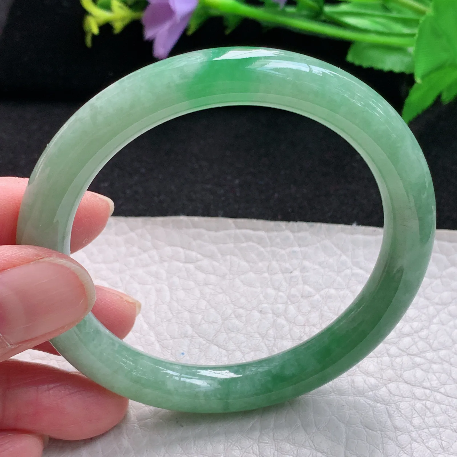 xx自然光56.5*9叮当镯 缅甸翡翠玉手镯飘绿秀气圆条玉手环 美人镯