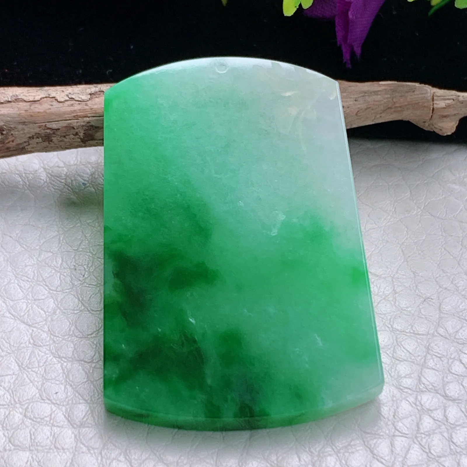 zzx自然光49*31.8*4天然缅甸翡翠辣绿平安无事牌玉吊坠 玉挂件