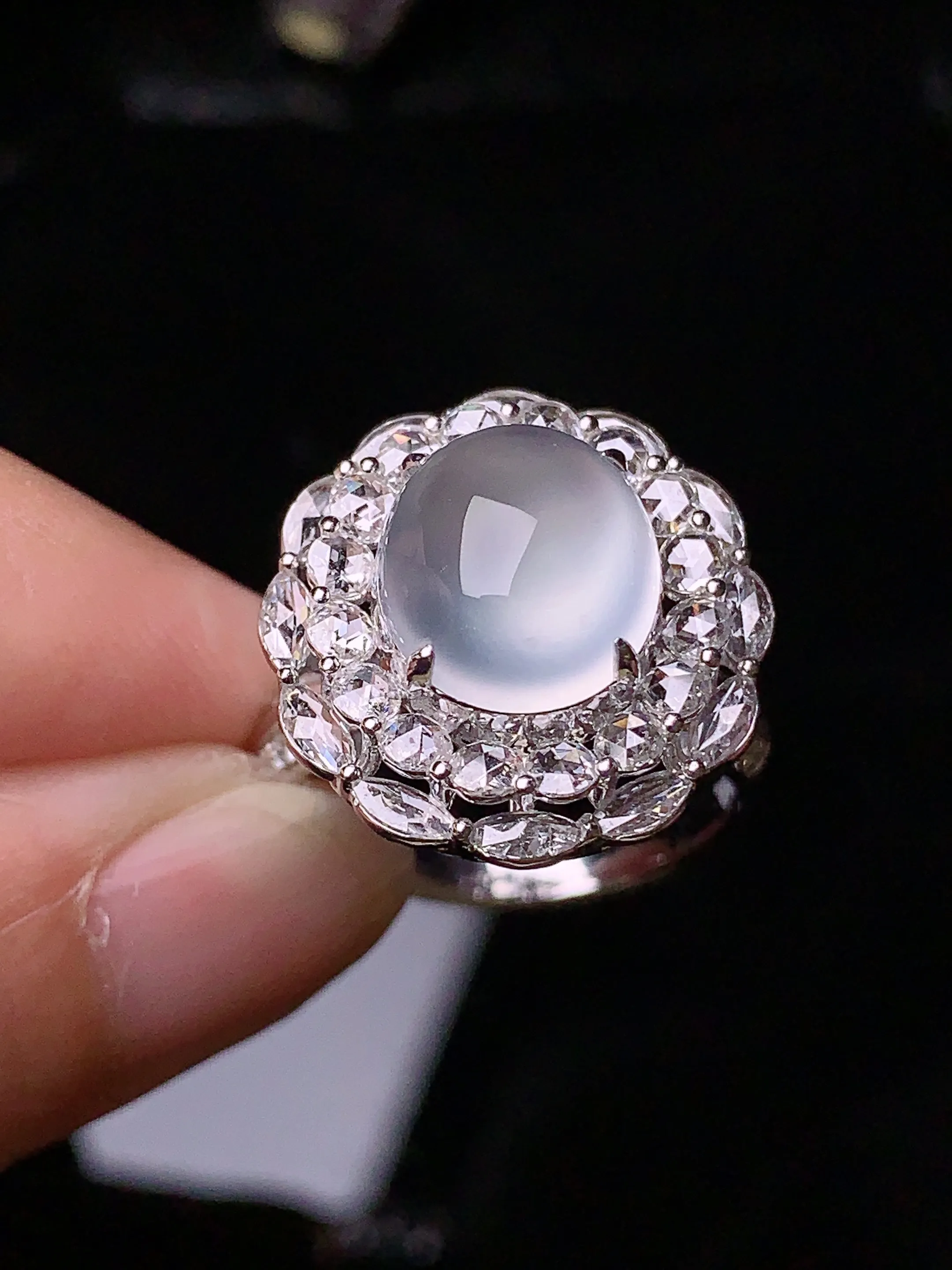 18k金钻镶嵌玻璃种蛋面戒指 玉质细腻 色泽清新艳丽 圈口14.5 整体尺寸19*18*12.8