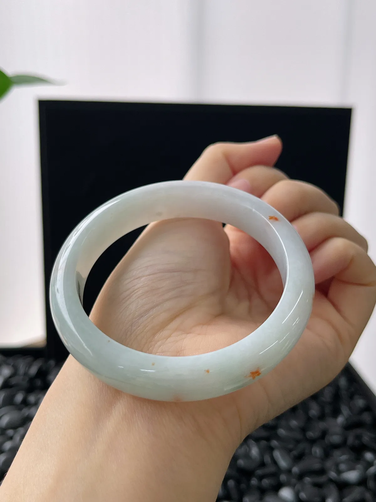 正圈56.4圈口，翡翠糯化种洒金淡绿色手镯