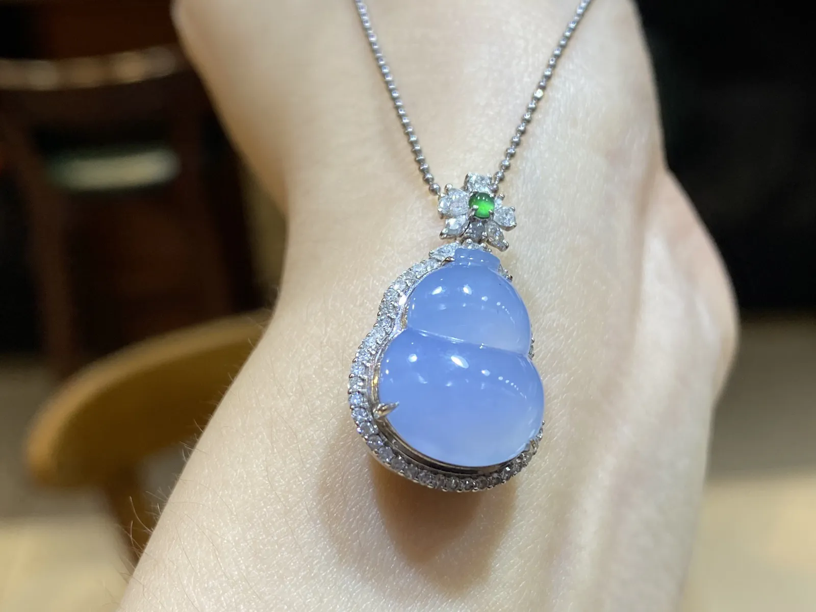 冰润紫罗兰葫芦，种好肉细，颜色漂亮，18K真金真钻镶嵌，整体25-15.6-9.6裸16-12.8-4.5