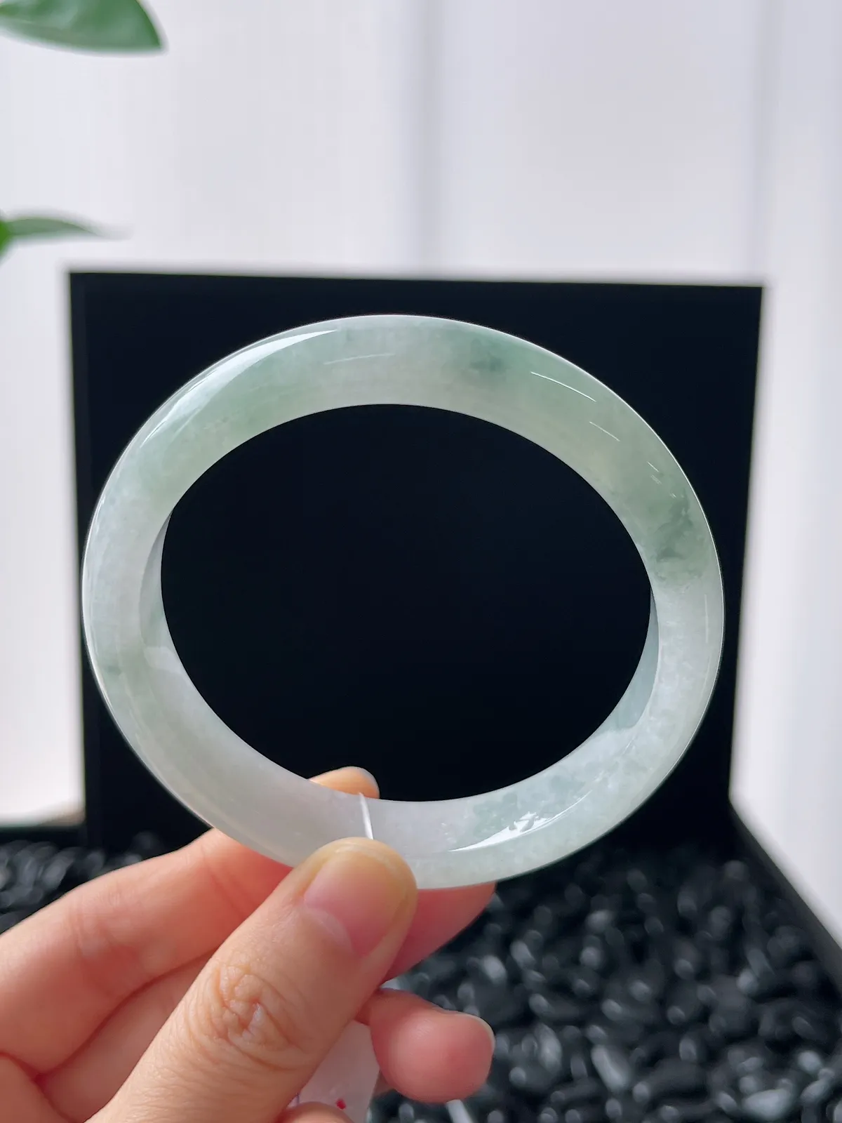 正圈58圈口，翡翠冰糯种浅绿飘花手镯