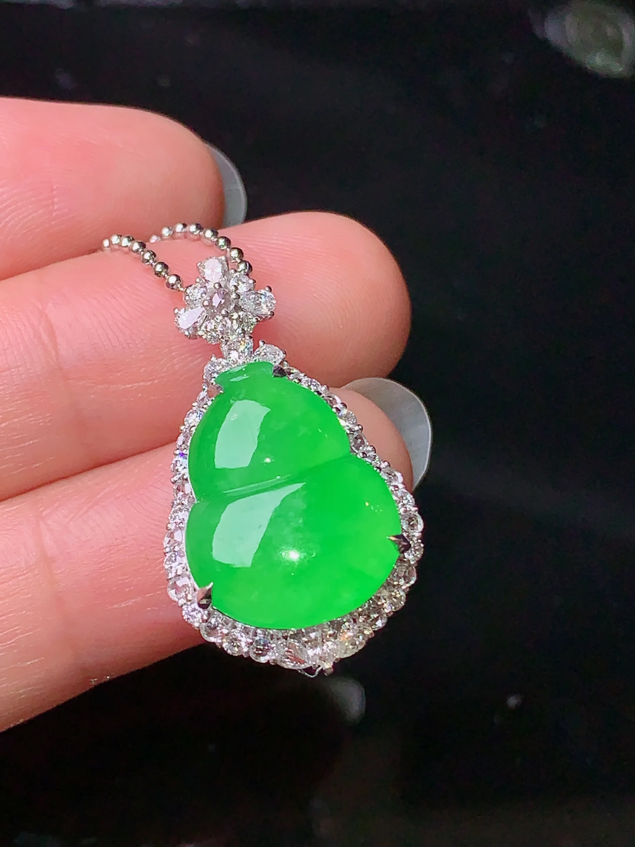 18k金钻镶嵌满绿葫芦吊坠 玉质细腻 色泽清新艳丽 整体尺寸27*15.5*9.8