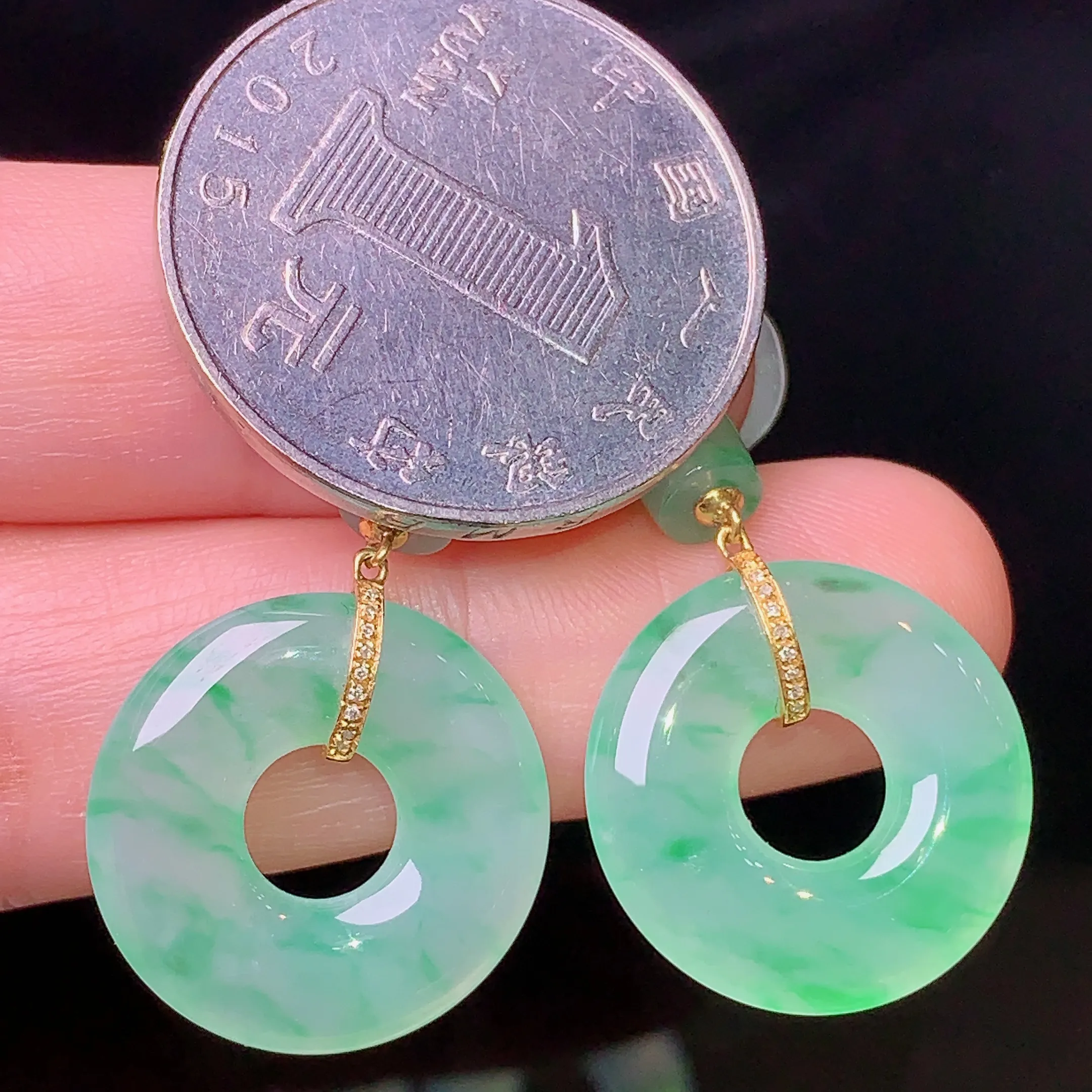 18k金钻镶嵌飘绿平安环耳坠 玉质细腻 色泽清新艳丽 整体尺寸35.6*18.2*3.6