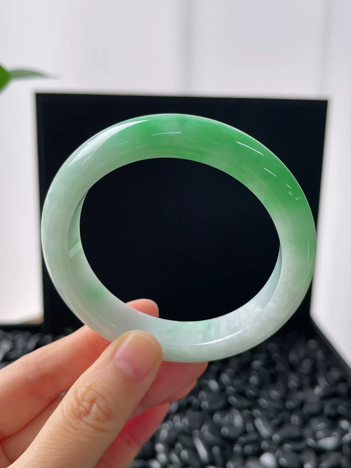 正圈55.8圈口，翡翠糯化种飘绿手镯