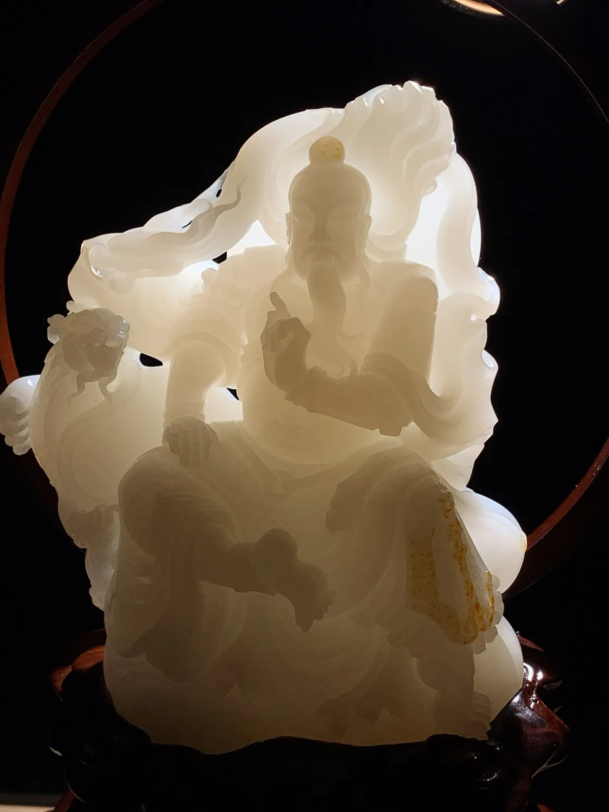 新疆和田玉羊脂白玉武财神关公摆件。尺寸155/122/36重925克。玉质细腻油润。无裂无杂无结构。手推出油。品相大气。lt251118