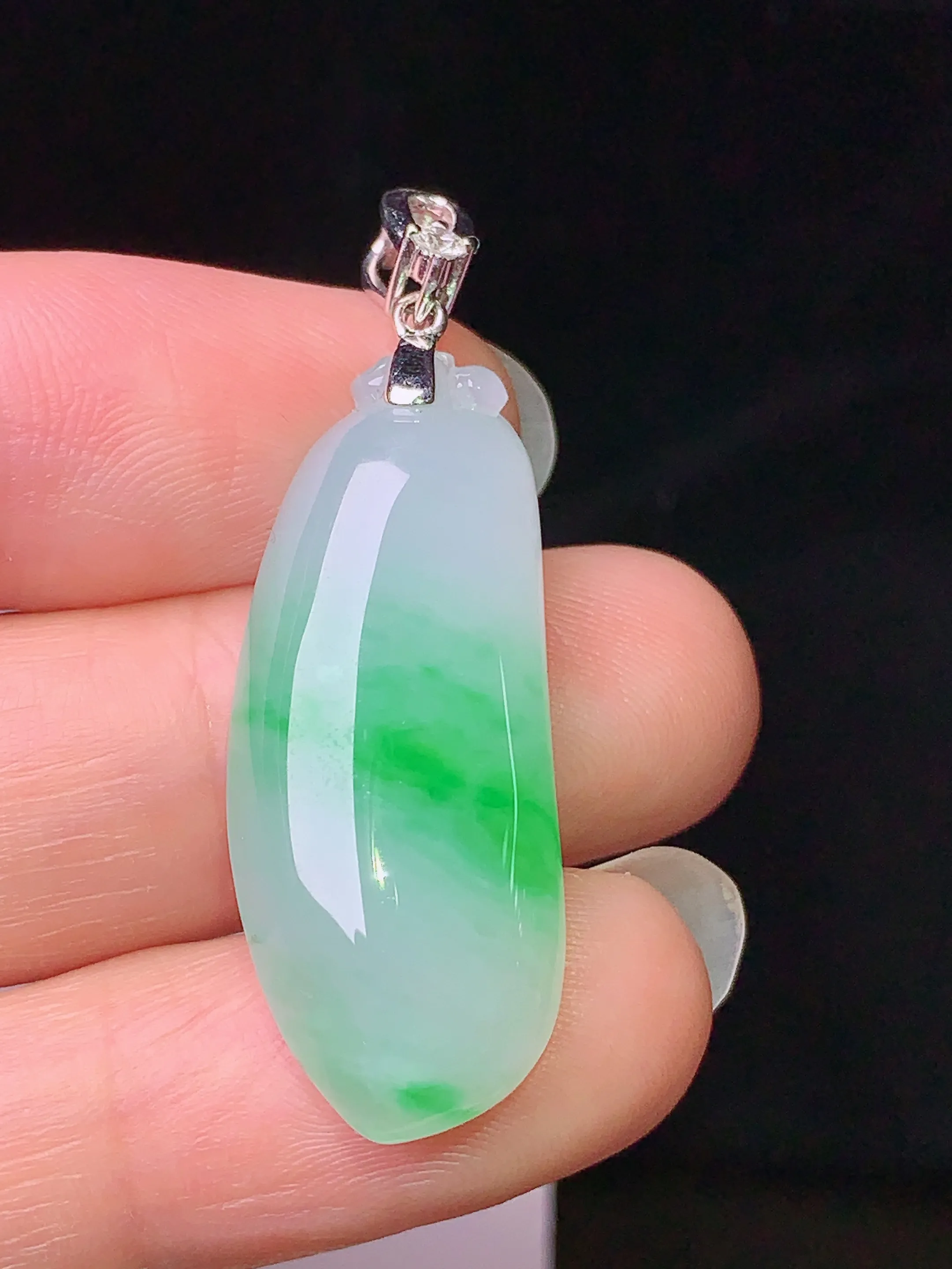 18k金镶嵌飘绿福瓜吊坠 玉质细腻 色泽清新艳丽 整体尺寸40.8*12.8*6