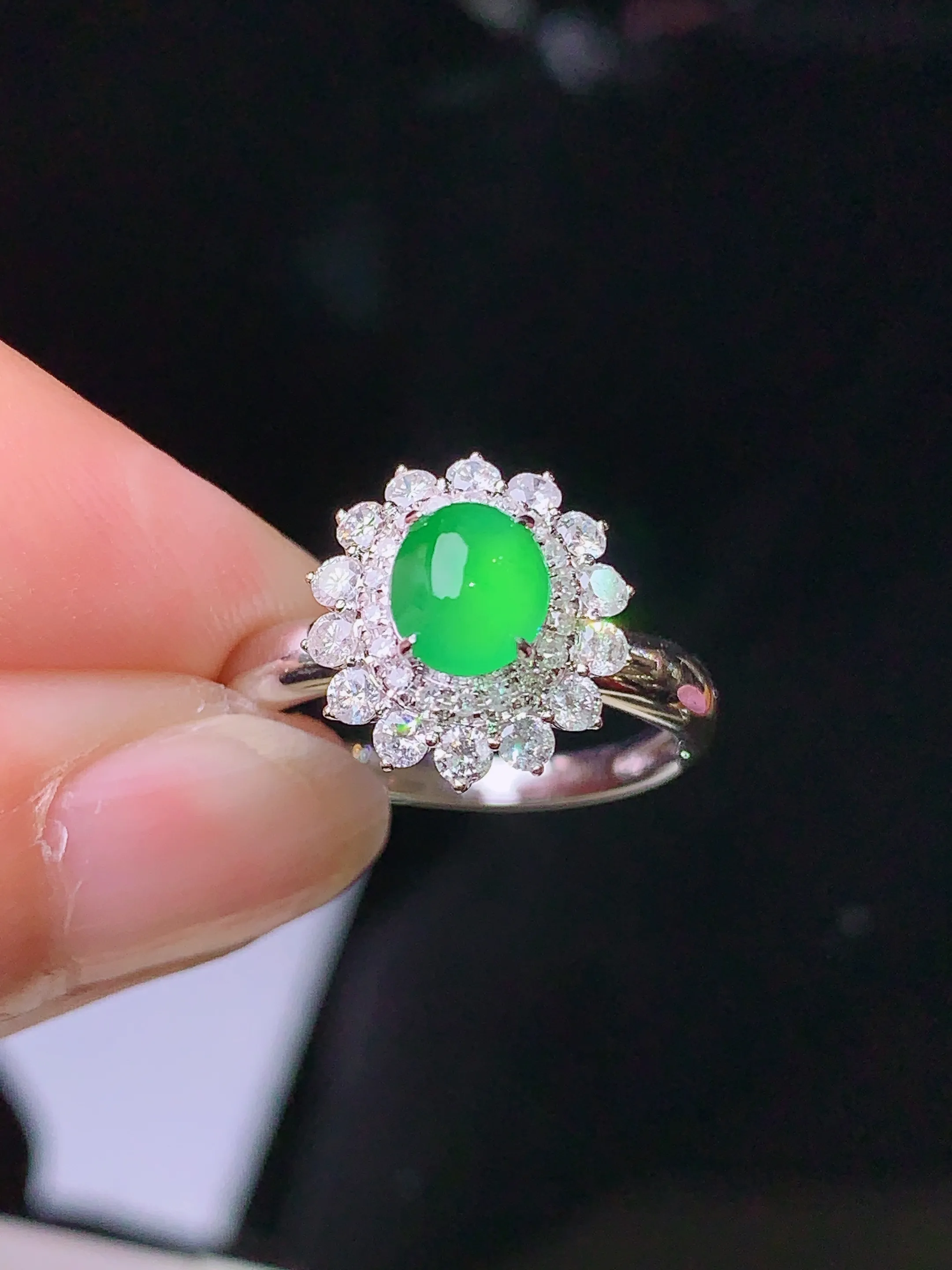 18k金钻镶嵌翠绿蛋面戒指 玉质细腻 色泽清新艳丽 圈口11.5 整体尺寸12.3*11.5*9