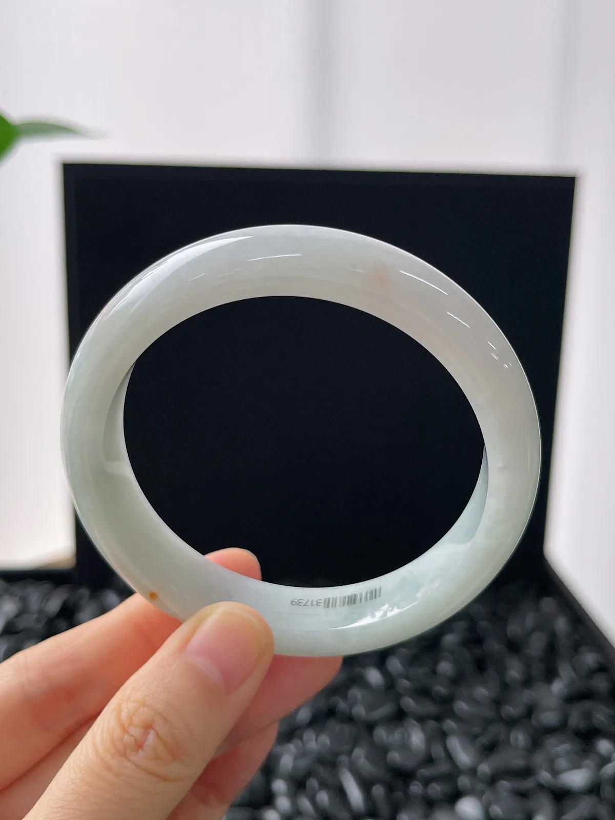 正圈56.4圈口，翡翠糯化种洒金淡绿色手镯