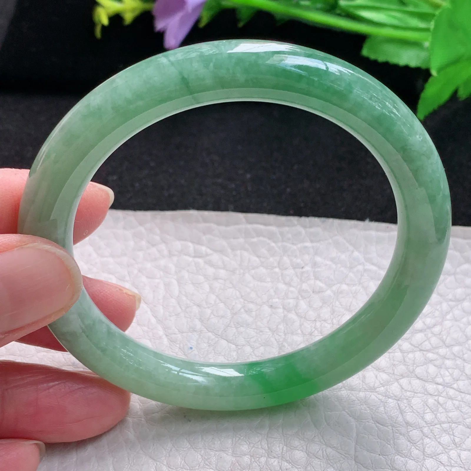 xx自然光56.5*9叮当镯 缅甸翡翠玉手镯飘绿秀气圆条玉手环 美人镯