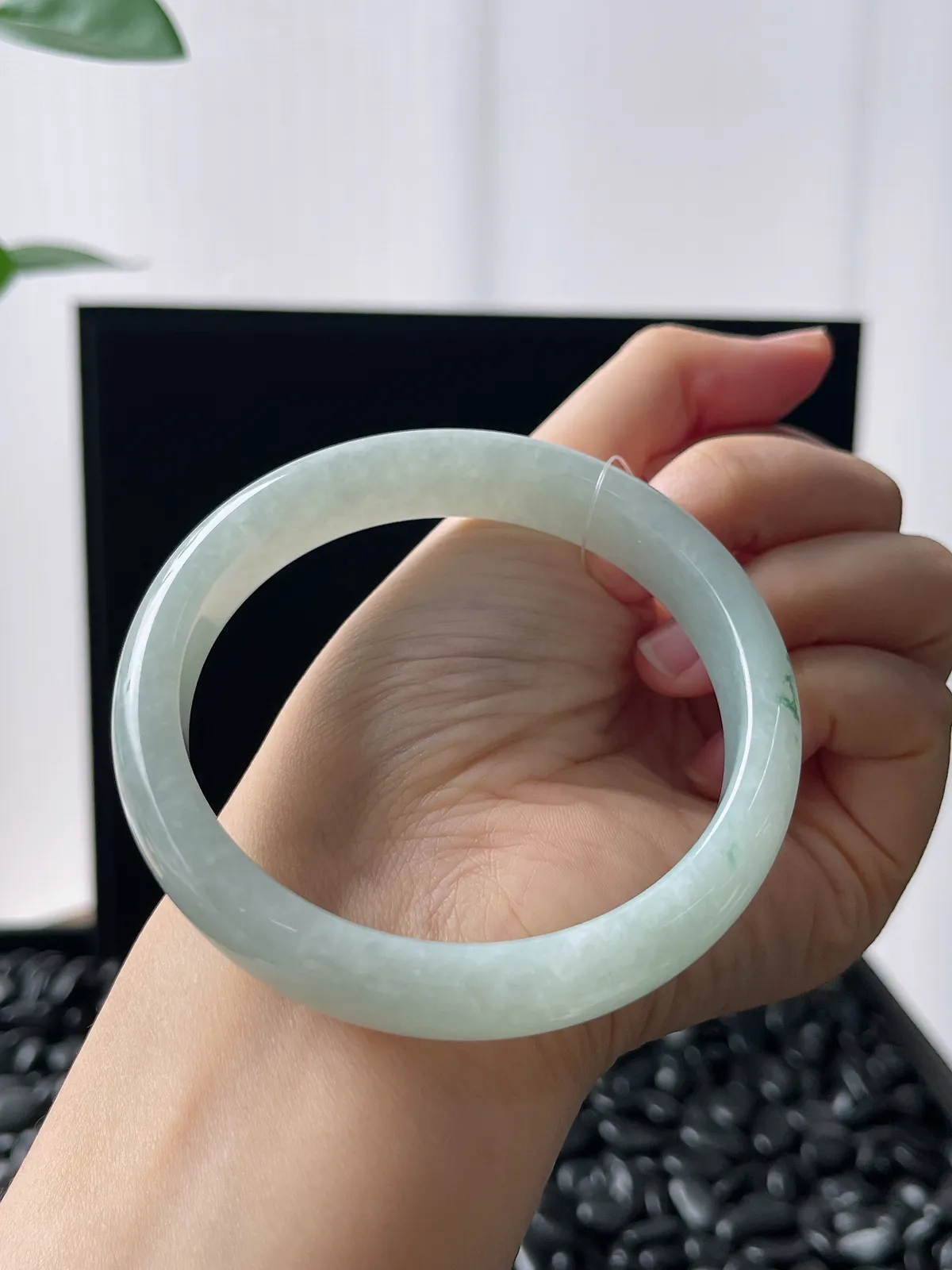 正圈60圈口，翡翠糯化种飘绿手镯