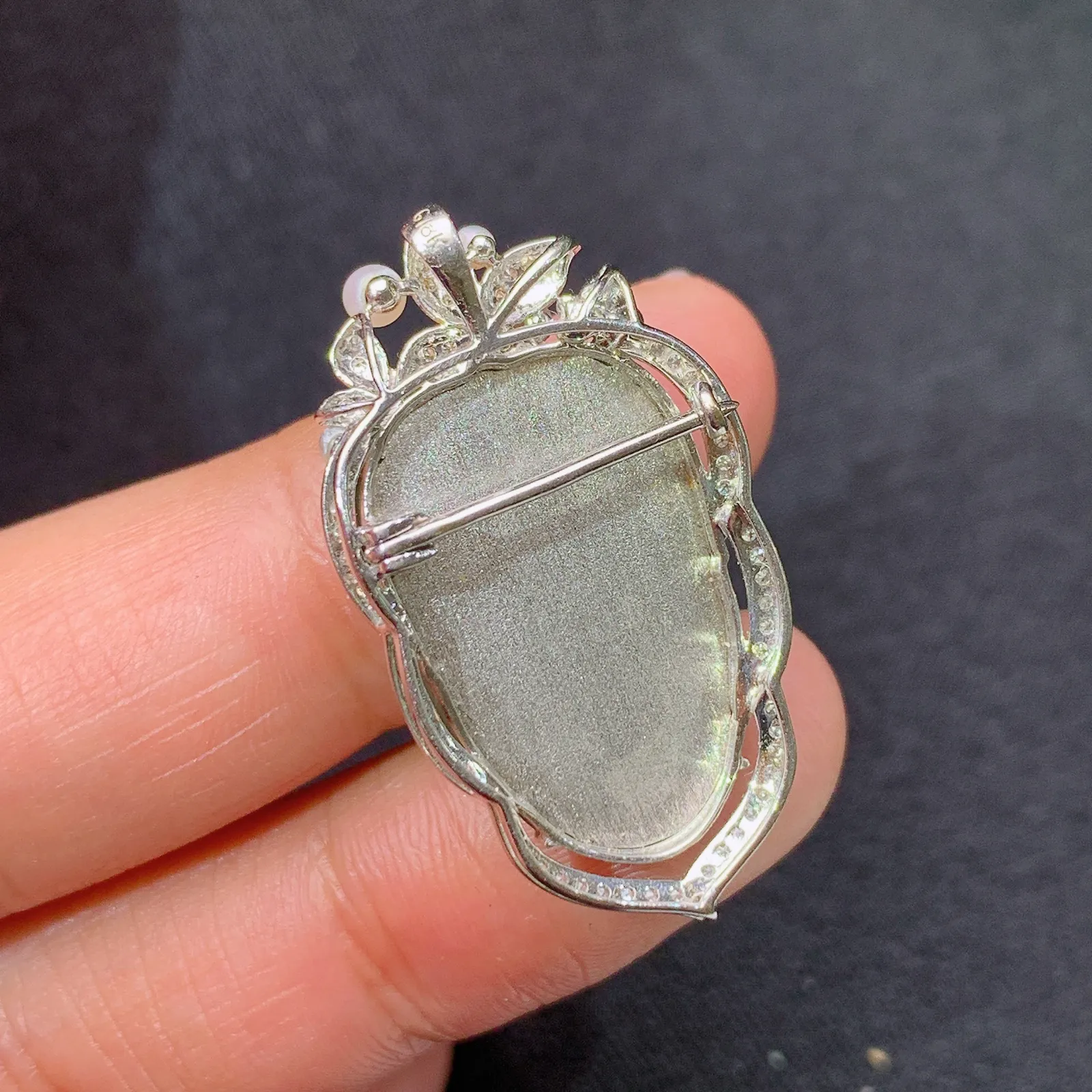 飘绿树叶吊坠 胸针 18k金镶嵌，冰润色阳，玉质细腻，种水足， 尺寸31.8*17.7*7.4