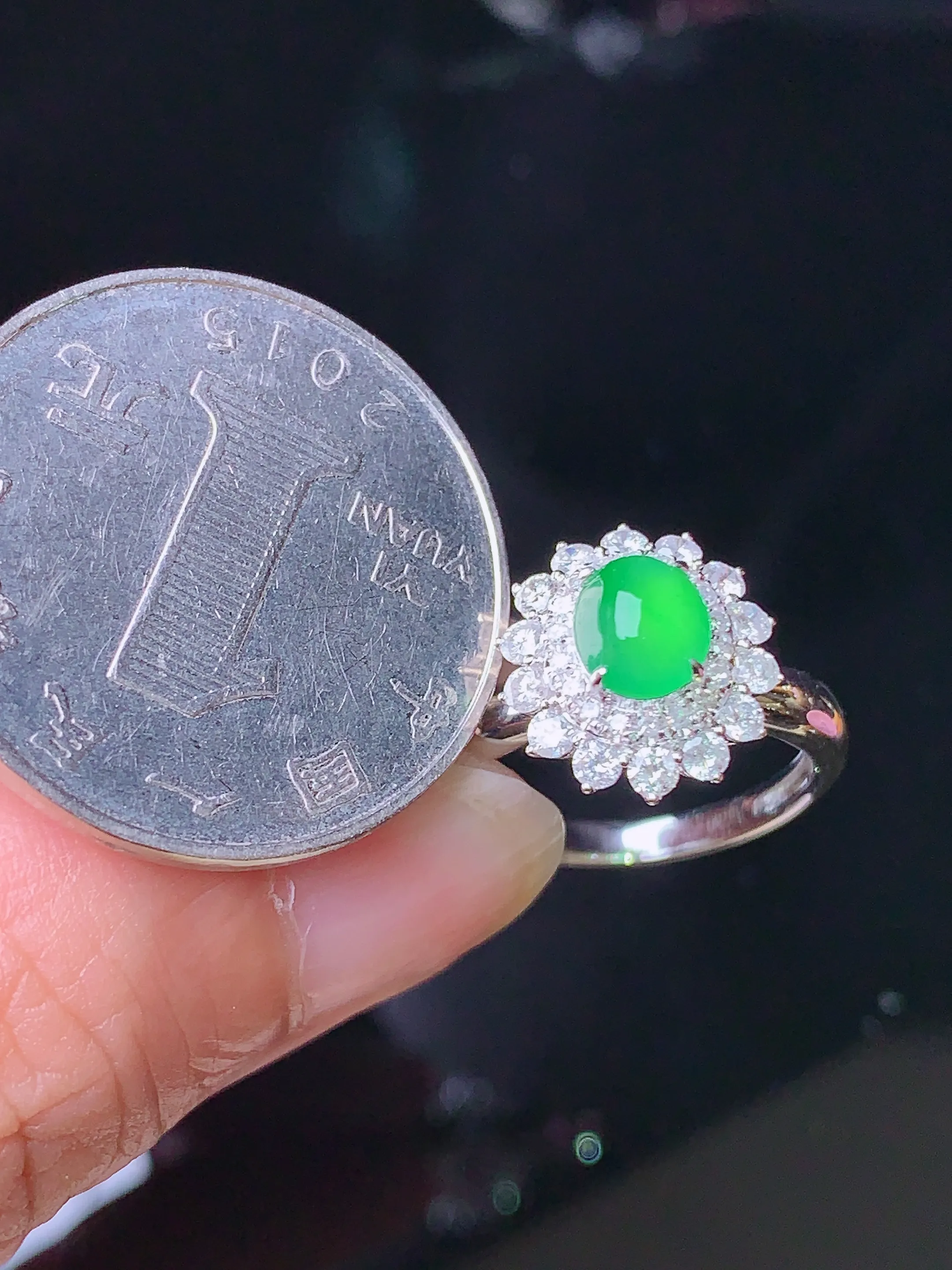 18k金钻镶嵌翠绿蛋面戒指 玉质细腻 色泽清新艳丽 圈口11.5 整体尺寸12.3*11.5*9