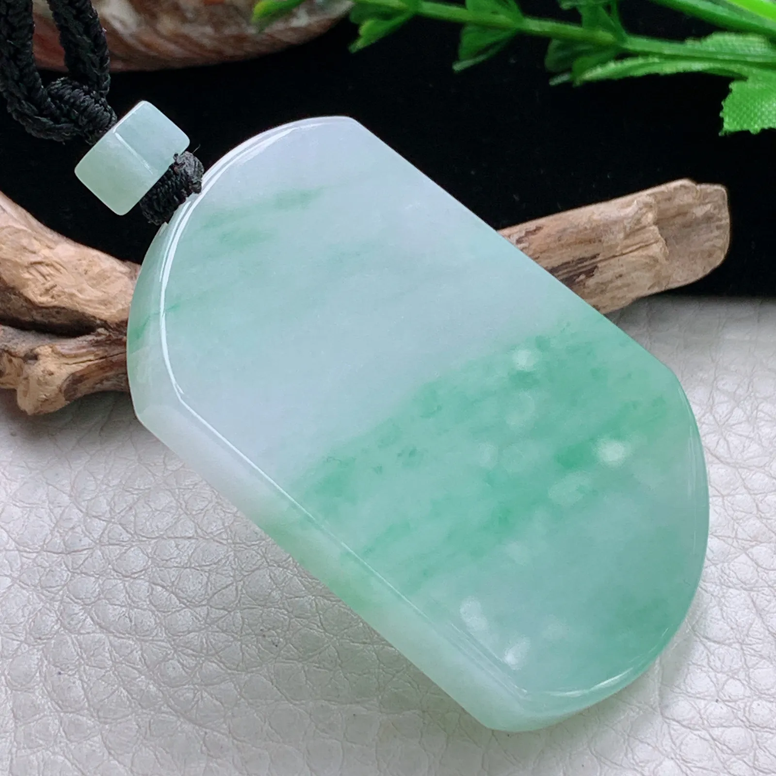 mut自然光53*40*5.5天然缅甸翡翠飘绿平安无事牌玉吊坠 玉挂件