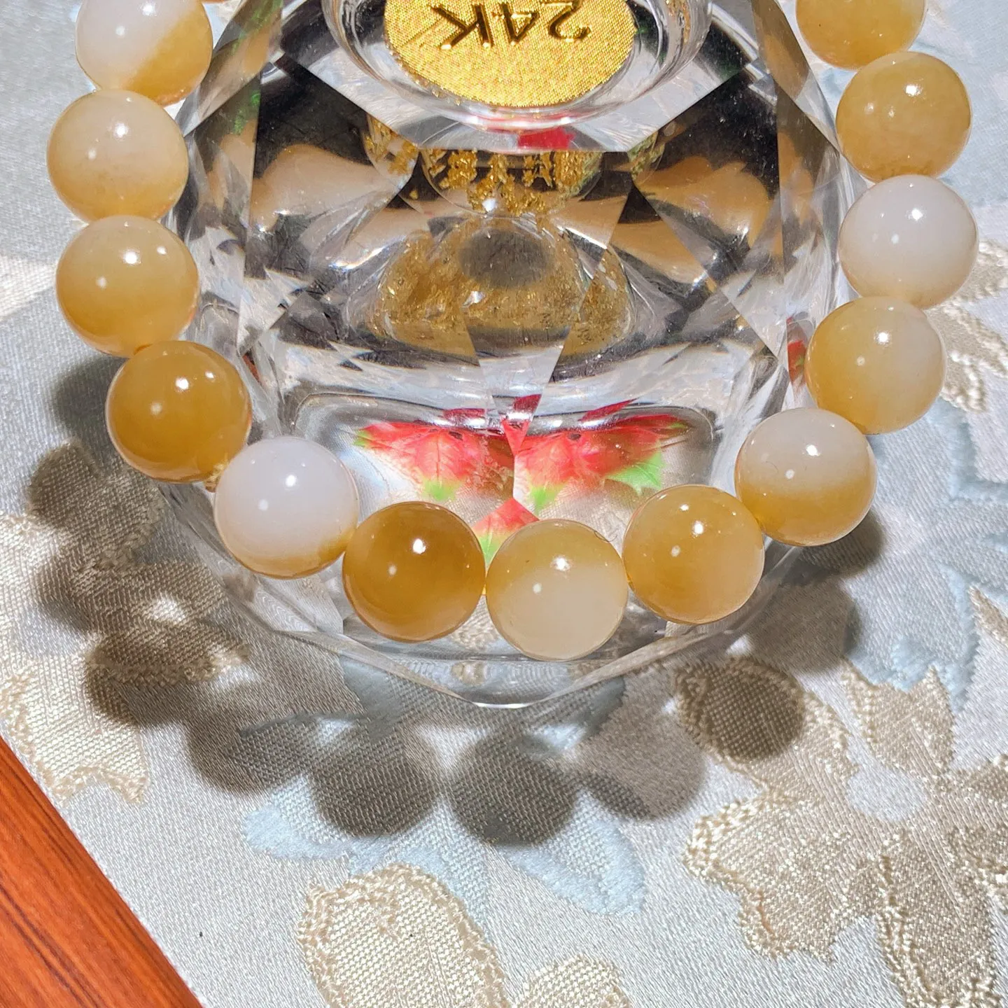 新疆和田玉羊脂白且末糖圆珠手串。单颗尺寸10重29.5克。玉质细腻油润。手推出油。佩戴高端典雅。lt251118