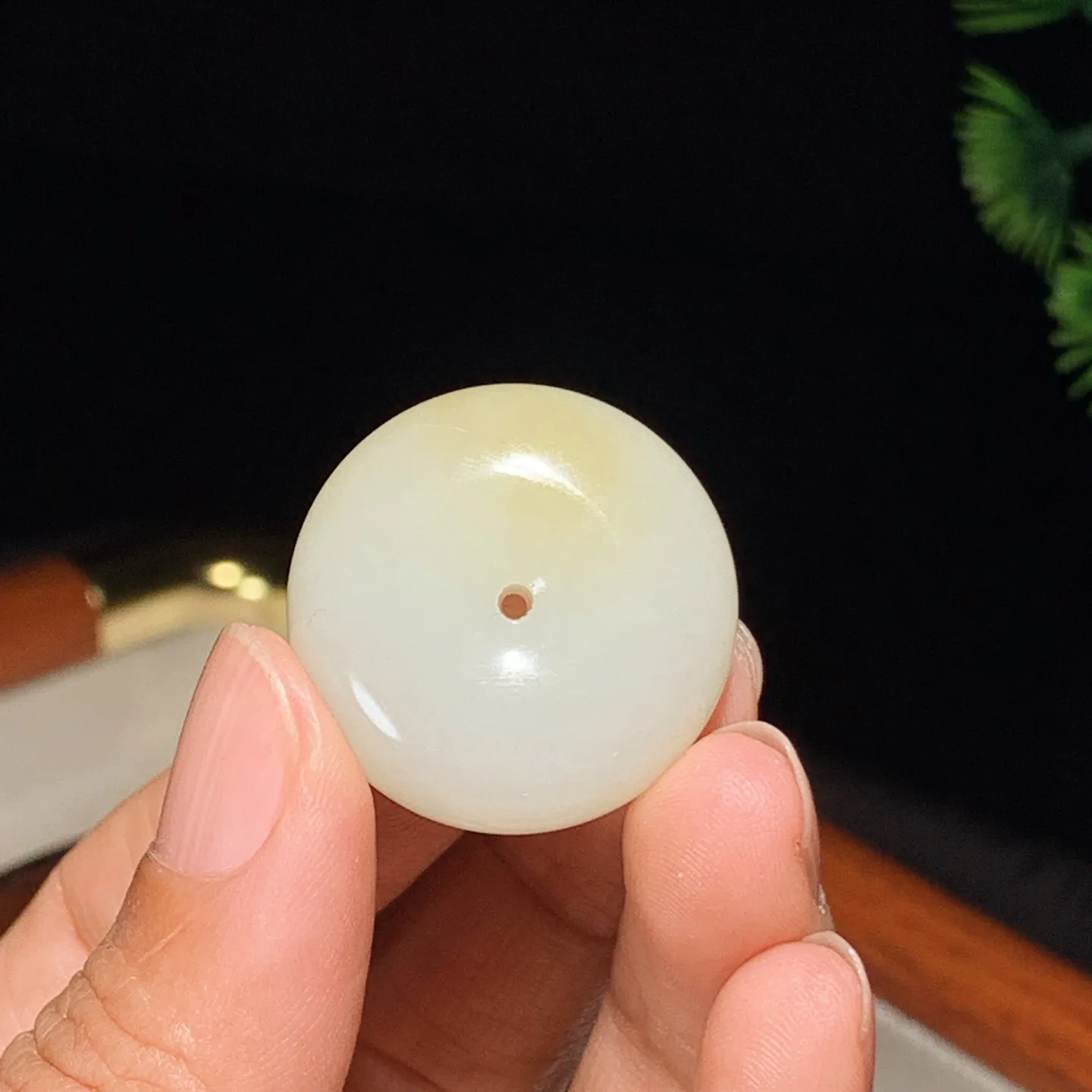 和田玉白玉俄糖且末糖平安扣挂件。尺寸27/13重16克。玉质细腻油润。手推出油。佩戴高端典雅。lt2